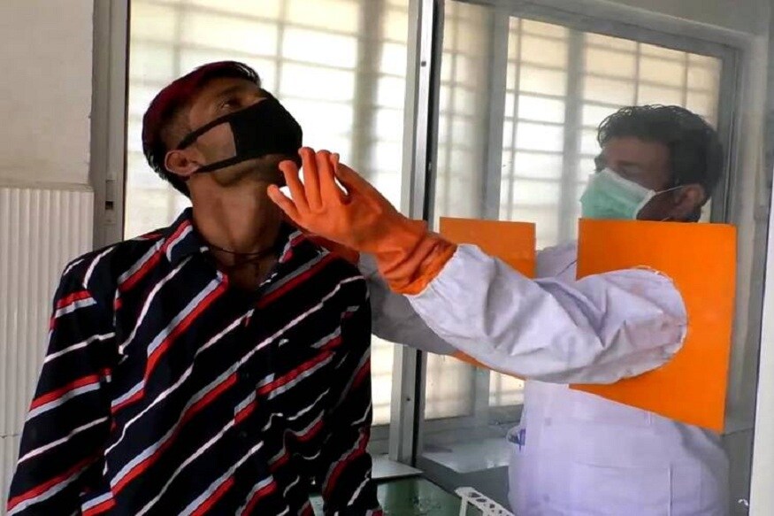 અત્યારે સમગ્ર દેશમાં કોરોના વાયરસની (coronavirus) દહેશત ફેલાયેલી છે. તો દેશમાં કોરોના વાયરસના કારણે ડોક્ટરનું મોત પણ થયું છે. આવી સ્થિતિમાં ઉત્તર પ્રદેશના (Uttar pradesh) મહોબા જિલ્લામાં કોરોના મહામારીથી બચવા અને સુરક્ષાને ધ્યાનમાં રાખીને ડોક્ટરોએ એક નવો અને અનોખો જુગાડ (Jugaad) શોધ્યો છે. જેનાથી ડોક્ટરો દર્દીને અડ્યા વગર જ તેના સેમ્પલ લઈ લે છે અને અને કોરોના પીડિત દર્દીઓની તપાસમાં સોશિયલ ડિસ્ટેન્સિંગ સાથે ડોક્ટરો પણ સંપૂર્ણ પણે સુરક્ષિત રહેશે. અત્યારે સમગ્ર દેશમાં કોરોના વાયરસની (coronavirus) દહેશત ફેલાયેલી છે. તો દેશમાં કોરોના વાયરસના કારણે ડોક્ટરનું મોત પણ થયું છે. આવી સ્થિતિમાં ઉત્તર પ્રદેશના (Uttar pradesh) મહોબા જિલ્લામાં કોરોના મહામારીથી બચવા અને સુરક્ષાને ધ્યાનમાં રાખીને ડોક્ટરોએ એક નવો અને અનોખો જુગાડ (Jugaad) શોધ્યો છે. જેનાથી ડોક્ટરો દર્દીને અડ્યા વગર જ તેના સેમ્પલ લઈ લે છે અને અને કોરોના પીડિત દર્દીઓની તપાસમાં સોશિયલ ડિસ્ટેન્સિંગ સાથે ડોક્ટરો પણ સંપૂર્ણ પણે સુરક્ષિત રહેશે.