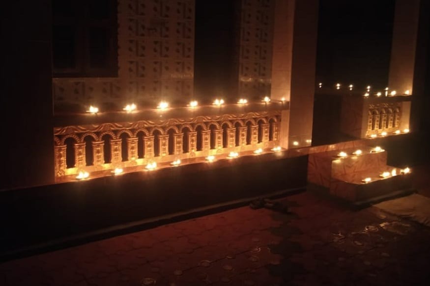 દરેક સોસાયટી, મહોલ્લાઓ દીપથી જગમગી ઉઠ્યા હતા, પુરા દેશમાં દીવાળી જેવો માહોલ જોવા મળી રહ્યો હતો, જે રીતે દિવાળીમાં દીવા પ્રગટાવવામાં આવે છે, તેમ લોકોએ પોતાના ઘરની બહાર આજે દીવા પ્રગટાવ્યા હતા. દરેક સોસાયટી, મહોલ્લાઓ દીપથી જગમગી ઉઠ્યા હતા, પુરા દેશમાં દીવાળી જેવો માહોલ જોવા મળી રહ્યો હતો, જે રીતે દિવાળીમાં દીવા પ્રગટાવવામાં આવે છે, તેમ લોકોએ પોતાના ઘરની બહાર આજે દીવા પ્રગટાવ્યા હતા.