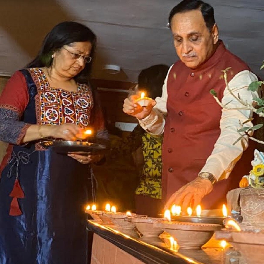 આ બાજુ મુખ્યમંત્રી વિજય રૂપાણીએ પણ રાત્રે 9 કલાકથી 9 મિનીટ સુધી તેમની પત્ની સાથે ઘરની બહાર આવ્યા હતા, અને દીવા પ્રગટાવ્યા હતા. આ બાજુ મુખ્યમંત્રી વિજય રૂપાણીએ પણ રાત્રે 9 કલાકથી 9 મિનીટ સુધી તેમની પત્ની સાથે ઘરની બહાર આવ્યા હતા, અને દીવા પ્રગટાવ્યા હતા.