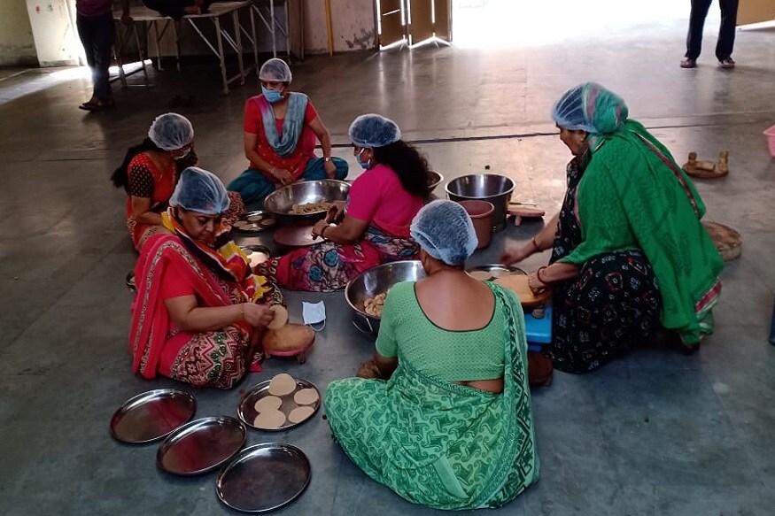 કોરોના વાયરસના પ્રકોપ વચ્ચે અનેક ગરીબો, શ્રમિકો ફસાયા છે અથવા તો તેમની પરિસ્થિતિ કપરી બની છે ત્યારે આવી વ્યક્તિઓ સુધી ભોજન પહોંચાડવાનું અનેરું સેવાનું કાર્ય મણિનગર શ્રી સ્વામિનારાયણ ગાદી સંસ્થાનના આચાર્ય પુરુષોત્તમપ્રિયદાસજી સ્વામીજી મહારાજની પ્રેરણાથી પૂજનીય સંતો અને સ્વયં સેવકો - હરિભક્તો કરી રહ્યા છે. કોરોના વાયરસના પ્રકોપ વચ્ચે અનેક ગરીબો, શ્રમિકો ફસાયા છે અથવા તો તેમની પરિસ્થિતિ કપરી બની છે ત્યારે આવી વ્યક્તિઓ સુધી ભોજન પહોંચાડવાનું અનેરું સેવાનું કાર્ય મણિનગર શ્રી સ્વામિનારાયણ ગાદી સંસ્થાનના આચાર્ય પુરુષોત્તમપ્રિયદાસજી સ્વામીજી મહારાજની પ્રેરણાથી પૂજનીય સંતો અને સ્વયં સેવકો - હરિભક્તો કરી રહ્યા છે.