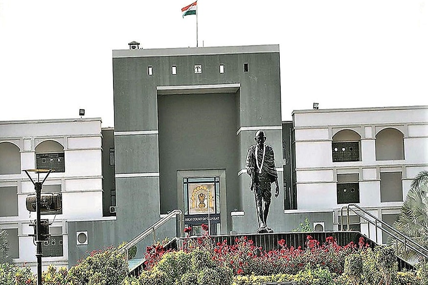 ભારત (India)માં લગ્નની ઉંમર 21 વર્ષ અનિવાર્ય કરવામાં આવી છે. તેવામાં જો કોઇને લિવ ઇન રિલેશનશિપ (Live in Relationship) કે ફેન્ડશિપ એગ્રીમેન્ટ (Friendship Agreement) હેઠળ રહેવું હોય તો તે માટે કંઇ ઉંમરથી રહી શકાય? આ માંગણી સાથે ગુજરાત હાઇકોર્ટ (Gujarat High Court)માં એક અરજી કરવામાં આવી છે. ભારત (India)માં લગ્નની ઉંમર 21 વર્ષ અનિવાર્ય કરવામાં આવી છે. તેવામાં જો કોઇને લિવ ઇન રિલેશનશિપ (Live in Relationship) કે ફેન્ડશિપ એગ્રીમેન્ટ (Friendship Agreement) હેઠળ રહેવું હોય તો તે માટે કંઇ ઉંમરથી રહી શકાય? આ માંગણી સાથે ગુજરાત હાઇકોર્ટ (Gujarat High Court)માં એક અરજી કરવામાં આવી છે.