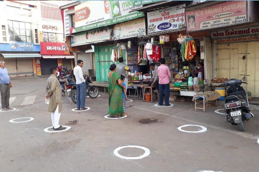 ગ્રામ્ય અને અર્ધ-ગ્રામ્ય વિસ્તારમાં પણ તમામ દુકાનો ગૃહમંત્રાલયે શરતોની સાથે ખોલવાની મંજૂરી આપી છે. અને શહેરી વિસ્તારમાં રહેણાક વિસ્તારો અને સ્ટેન્ડ અલોન દુકાનોમાં જીવનજરૂરી ન હોય તેવી વસ્તુઓ અને સેવા આજથી શરૂ કરી શકાશે. ગ્રામ્ય અને અર્ધ-ગ્રામ્ય વિસ્તારમાં પણ તમામ દુકાનો ગૃહમંત્રાલયે શરતોની સાથે ખોલવાની મંજૂરી આપી છે. અને શહેરી વિસ્તારમાં રહેણાક વિસ્તારો અને સ્ટેન્ડ અલોન દુકાનોમાં જીવનજરૂરી ન હોય તેવી વસ્તુઓ અને સેવા આજથી શરૂ કરી શકાશે.