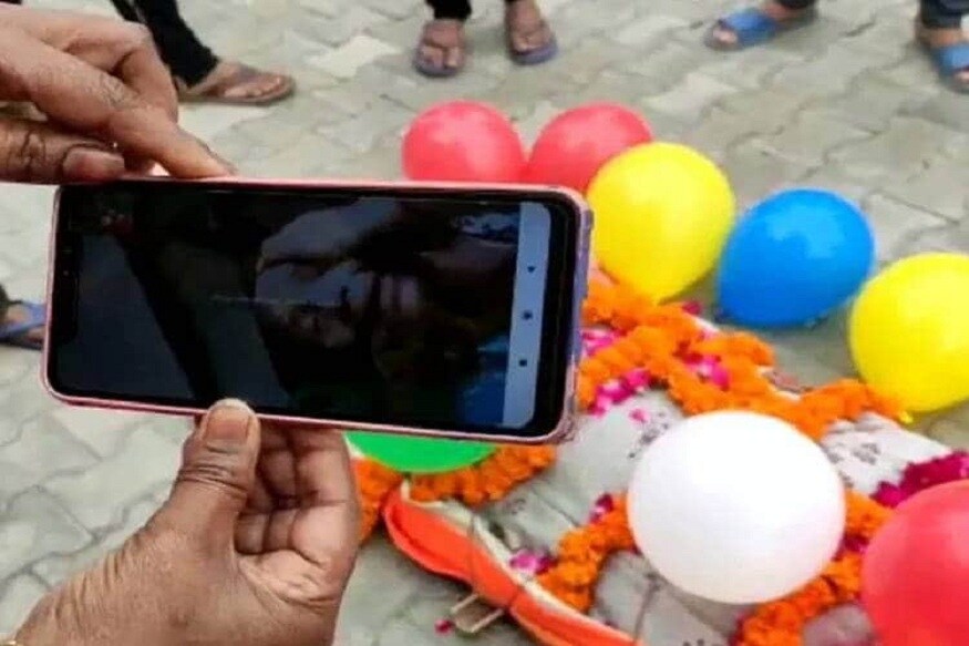 લોકડાઉનની અસર જીવનની સાથે સાથે મોત ઉપર પણ પડતી જોવા મળે છે. એક મહિલાના મોત પછી અંતિમ દર્શનની થઈને અંતિમ સંસ્કાર બધું જ વીડિયો કોન્ફેરેન્સના માધ્યમથી થયં હતું. દેશ-વિદેશમાં બેઠેલા સંબંધીઓએ ફોન ઉપર જ વીડિયો કોન્ફરન્સ દરમિયાન રડીને અંતિમ વિદાય આપી હતી. હરિયાણાના યમુનાગરના પ્રેમ નગર કોલોનીમાં રહેતા એક પરિવારમાં કંઈક આવું જ બન્યું હતું ત્યારબાદ દેશ માટે અનોખી મિસાલ બની ગઈ હતી. (ફાઈલ તસવીર) લોકડાઉનની અસર જીવનની સાથે સાથે મોત ઉપર પણ પડતી જોવા મળે છે. એક મહિલાના મોત પછી અંતિમ દર્શનની થઈને અંતિમ સંસ્કાર બધું જ વીડિયો કોન્ફેરેન્સના માધ્યમથી થયં હતું. દેશ-વિદેશમાં બેઠેલા સંબંધીઓએ ફોન ઉપર જ વીડિયો કોન્ફરન્સ દરમિયાન રડીને અંતિમ વિદાય આપી હતી. હરિયાણાના યમુનાગરના પ્રેમ નગર કોલોનીમાં રહેતા એક પરિવારમાં કંઈક આવું જ બન્યું હતું ત્યારબાદ દેશ માટે અનોખી મિસાલ બની ગઈ હતી. (ફાઈલ તસવીર)