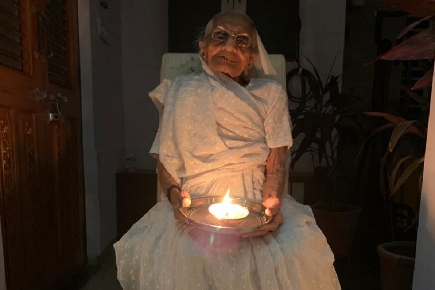 પ્રધાનમંત્રી નરેન્દ્ર મોદીના માતા હીરા બાએ પણ રાત્રે 9 કલાકેને 9 મિનીટે પોતાના ઘરની તમામ લાઈટો બંધ કરી હાથમાં દીવો રાખી ઘરની બહાર આવ્યા હતા. પ્રધાનમંત્રી નરેન્દ્ર મોદીના માતા હીરા બાએ પણ રાત્રે 9 કલાકેને 9 મિનીટે પોતાના ઘરની તમામ લાઈટો બંધ કરી હાથમાં દીવો રાખી ઘરની બહાર આવ્યા હતા.