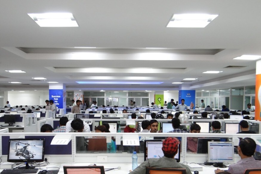 1) આઇટી, ફાઇનાન્સિયલ સેવા, અને BPO કંપની : પ્રથમ અઠવાડિયે ફક્ત 25 ટકા સ્ટાફ, બીજા અઠવાડિયે 50 ટકા સ્ટાફ, ત્રીજા અઠવાડિયા 75 ટકા અને ચોથા અઠવાડિયાથી 100 ટકા હાજરી. આ દરમિયાન ઓફિસમાં સોશિયલ ડિસ્ટન્સિંગનું ધ્યાન રખાશે. એ પ્રમાણે બેઠક વ્યવસ્થા કરવામાં આવે. બાકીના લોકો આ દરમિયાન ઘરેથી જ કામ કરશે. 1) આઇટી, ફાઇનાન્સિયલ સેવા, અને BPO કંપની : પ્રથમ અઠવાડિયે ફક્ત 25 ટકા સ્ટાફ, બીજા અઠવાડિયે 50 ટકા સ્ટાફ, ત્રીજા અઠવાડિયા 75 ટકા અને ચોથા અઠવાડિયાથી 100 ટકા હાજરી. આ દરમિયાન ઓફિસમાં સોશિયલ ડિસ્ટન્સિંગનું ધ્યાન રખાશે. એ પ્રમાણે બેઠક વ્યવસ્થા કરવામાં આવે. બાકીના લોકો આ દરમિયાન ઘરેથી જ કામ કરશે.