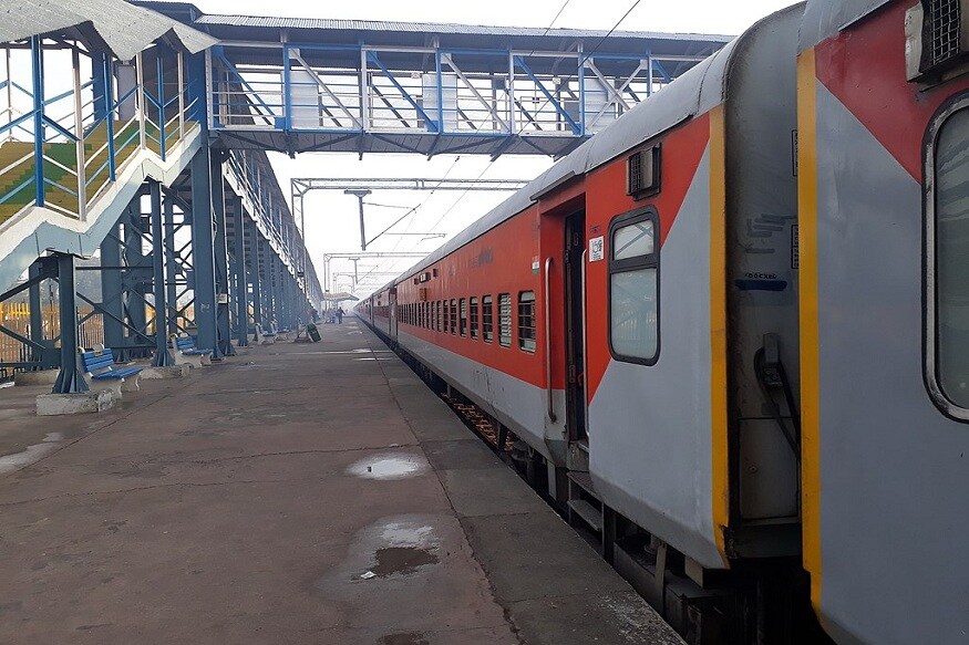નવી દિલ્હીઃ ભારતીય રેલવે (Indian Railway)એ ત્રમ મે સુધી પોતાની બધી પેસેન્જર ટ્રેનો (Passenger Trains) રદ્દ કરી દીધી છે. એટલું જ નહીં 3 મે પછી રેલવે રિઝર્વેશનને બંધ કરી દીધું છે. એટલે ચાર મે પછી ટ્રેન શરૂ થવા અંગે કોઈપણ અંદાજો ન લગાવો કારણે રેલવે સ્ટેશનો તરફ ન જાઓ. લોકડાઉન પછી પણ ટ્રેન ચલાવવાનો નિર્ણય કેન્દ્ર સરકારની મંજૂરી બાદ જ થશે. જોકે, ટ્રેનો જ્યારે પણ શરૂ થશે ત્યારે કોરોનાના ડરના માળખામાં હશે. એટલે અલગ અલગ ડિવિઝનના અધિકારી અનેક પ્રકારની સંભાવનાઓ ઉપર વિચાર કરી રહી છે. (પ્રતિકાત્મક તસવીર) નવી દિલ્હીઃ ભારતીય રેલવે (Indian Railway)એ ત્રમ મે સુધી પોતાની બધી પેસેન્જર ટ્રેનો (Passenger Trains) રદ્દ કરી દીધી છે. એટલું જ નહીં 3 મે પછી રેલવે રિઝર્વેશનને બંધ કરી દીધું છે. એટલે ચાર મે પછી ટ્રેન શરૂ થવા અંગે કોઈપણ અંદાજો ન લગાવો કારણે રેલવે સ્ટેશનો તરફ ન જાઓ. લોકડાઉન પછી પણ ટ્રેન ચલાવવાનો નિર્ણય કેન્દ્ર સરકારની મંજૂરી બાદ જ થશે. જોકે, ટ્રેનો જ્યારે પણ શરૂ થશે ત્યારે કોરોનાના ડરના માળખામાં હશે. એટલે અલગ અલગ ડિવિઝનના અધિકારી અનેક પ્રકારની સંભાવનાઓ ઉપર વિચાર કરી રહી છે. (પ્રતિકાત્મક તસવીર)