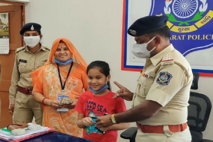 સાથે તેમની નાની બાળકી પણ આ લોકોની પરિસ્થિતિ જોતી હોય છે. અને તેથી જ આ બાળકીએ પોતાની બચતના 1100 રૂપિયા પોલીસને આપવાનું તેની માતા ને કહ્યું હતું. જેથી માતા પણ ચોંકી ઉઠી અને જાગૃતિ બહેને પણ પોતાની બચતના નાણાં મળી 3200 રૂપિયા ઇસનપુર પોલીસને આપ્યા હતા. સાથે તેમની નાની બાળકી પણ આ લોકોની પરિસ્થિતિ જોતી હોય છે. અને તેથી જ આ બાળકીએ પોતાની બચતના 1100 રૂપિયા પોલીસને આપવાનું તેની માતા ને કહ્યું હતું. જેથી માતા પણ ચોંકી ઉઠી અને જાગૃતિ બહેને પણ પોતાની બચતના નાણાં મળી 3200 રૂપિયા ઇસનપુર પોલીસને આપ્યા હતા.