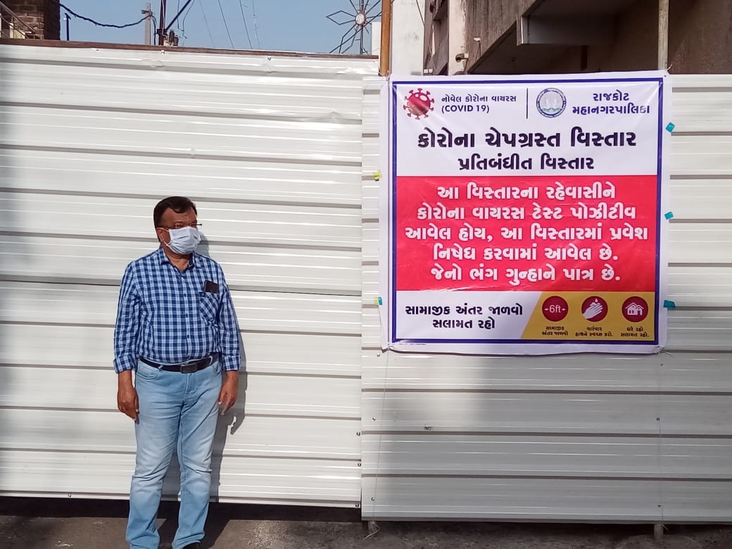 રાજકોટના આ વિસ્તારમાંથી જ રાજ્યનો પ્રથમ કોરોના પોઝિટિવ કેસ નોંધાયો હતો. આ વિસ્તારમાં આ પાંચ દર્દીઓ ત્રણ દિવસ પેહલા આવેલ યુવાનનાં પરિવારજનો અને સંપર્કમાં આવેલ હોવાથી લોકલ ટ્રાન્સમિશન થયું હોવાનું હાલ જણાય રહ્યું છે. રાજકોટમાં કુલ કોરોના સંક્રમિત દર્દીઓનો આંકડો 18 થયો છે. અમદાવાદ બાદ સૌરાષ્ટ્ર-કચ્છમાં કોરનાનો ક્લસ્ટર બોમ્બ વિસ્ફોટ થવાની ભીતિ સેવાઈ રહી છે. મોડી રાત્રે જે 5 લોકોના કોરોના પોઝિટિવ આવ્યા તેમાં 4 પુરુષ અને 1 મહિલાનો સમાવેશ થાય છે. રાજકોટના આ વિસ્તારમાંથી જ રાજ્યનો પ્રથમ કોરોના પોઝિટિવ કેસ નોંધાયો હતો. આ વિસ્તારમાં આ પાંચ દર્દીઓ ત્રણ દિવસ પેહલા આવેલ યુવાનનાં પરિવારજનો અને સંપર્કમાં આવેલ હોવાથી લોકલ ટ્રાન્સમિશન થયું હોવાનું હાલ જણાય રહ્યું છે. રાજકોટમાં કુલ કોરોના સંક્રમિત દર્દીઓનો આંકડો 18 થયો છે. અમદાવાદ બાદ સૌરાષ્ટ્ર-કચ્છમાં કોરનાનો ક્લસ્ટર બોમ્બ વિસ્ફોટ થવાની ભીતિ સેવાઈ રહી છે. મોડી રાત્રે જે 5 લોકોના કોરોના પોઝિટિવ આવ્યા તેમાં 4 પુરુષ અને 1 મહિલાનો સમાવેશ થાય છે.
