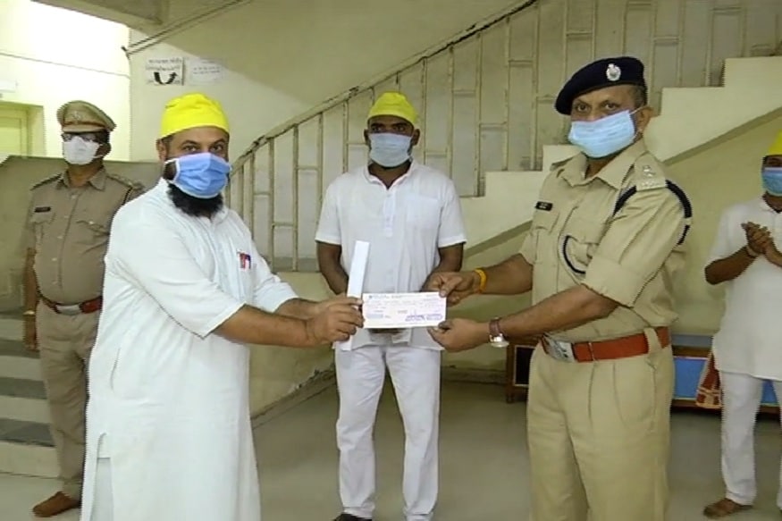 સુરતઃ કોરોના વાયરસ (coronavirus) સાથે દુનિયાના બધા દેશ લડી રહ્યા છે. ત્યારે ભારતનું ગુજરાત રાજ્ય બાકી નથી ત્યારે આ લડાઈ જેરીતે ગુજરાત લડી રહ્યું છે. ત્યારે આ લડાઈમાં સરકાર મદદ કરવા લોકો પોતાની પાસે રહેલા અનેક રૂપિયા સીએમ ફડમાં આપી રહ્યા છે. ત્યારે ગુજરાતની અત્યઆધુનિક લાજપોર જેલના (lajpor jail) કેદીઓ (Prisoners) મદદ માટે પણ સામે આવ્યા છે. અને સરકાર જે લડાઈ લડી રહી છે તેમાં સહયોગ આપવા પોતાનું વેતન સીએમ ફડમાં આપવા માટે જેલરને ચેક આપ્યો હતો. (કિર્તેશ પટેલ, સુરત) સુરતઃ કોરોના વાયરસ (coronavirus) સાથે દુનિયાના બધા દેશ લડી રહ્યા છે. ત્યારે ભારતનું ગુજરાત રાજ્ય બાકી નથી ત્યારે આ લડાઈ જેરીતે ગુજરાત લડી રહ્યું છે. ત્યારે આ લડાઈમાં સરકાર મદદ કરવા લોકો પોતાની પાસે રહેલા અનેક રૂપિયા સીએમ ફડમાં આપી રહ્યા છે. ત્યારે ગુજરાતની અત્યઆધુનિક લાજપોર જેલના (lajpor jail) કેદીઓ (Prisoners) મદદ માટે પણ સામે આવ્યા છે. અને સરકાર જે લડાઈ લડી રહી છે તેમાં સહયોગ આપવા પોતાનું વેતન સીએમ ફડમાં આપવા માટે જેલરને ચેક આપ્યો હતો. (કિર્તેશ પટેલ, સુરત)