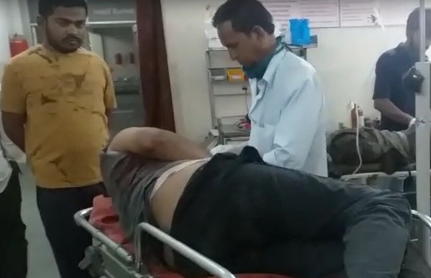 તેવામાં રાજકોટ તરફથી પૂરપાટે આવી રહેલી XUV કાર ધડાકાભેર ટ્રકની પાછળ ઘૂસી ગઈ હતી જેના કારણે ગમખ્વાર અકસ્માત સર્જાયો હતો. અકસ્માતના પગલે હાઇવે પર લોહિના રીતસરના ફૂવારા ઉડ્યા હતા. તેવામાં રાજકોટ તરફથી પૂરપાટે આવી રહેલી XUV કાર ધડાકાભેર ટ્રકની પાછળ ઘૂસી ગઈ હતી જેના કારણે ગમખ્વાર અકસ્માત સર્જાયો હતો. અકસ્માતના પગલે હાઇવે પર લોહિના રીતસરના ફૂવારા ઉડ્યા હતા.