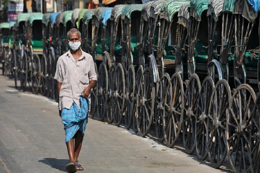 નવી દિલ્હીઃ કોરોના વાયરસ (Coronavirus) મહારમારીના સંક્રમણને રોકવા માટે ભારતમાં ચાલી રહેલા 21 દિવસના લોકડાઉન (lockdown in India) 14 એપ્રિલે પુરું થાય છે. CNBC-TV18ના સૂત્રોને મળેલી માહિતી પ્રમાણે સરકાર લોકડાઉન પછી આંશિક છૂટ આપી શકે છે. સરકાર આ અંગેનો અંતિમ નિર્ણય આ સપ્તાહના અંત સુધી કરશે. સૂત્રોના જણાવ્યા પ્રમાણે આંકડાના હિસાબે 80 ટકા મેન્યુફેક્ચરિંગ 82 જિલ્લાઓમાં થાય છે. સરકાર ત્યાં નિયંત્રિત રીતે મેન્યુફેક્ચરિંગ શરૂ કરવાની મંજૂરી આપી શકે છે. સરકાર આ જિલ્લાઓમાં લોકડાઉન હટાવવાનો નિર્ણય પણ કરી શકે છે. જ્યાં હજી કોરોના વાયરસનો એકપણ કેસ આવ્યો નથી. (પ્રતિકાત્મક તસવીર) નવી દિલ્હીઃ કોરોના વાયરસ (Coronavirus) મહારમારીના સંક્રમણને રોકવા માટે ભારતમાં ચાલી રહેલા 21 દિવસના લોકડાઉન (lockdown in India) 14 એપ્રિલે પુરું થાય છે. CNBC-TV18ના સૂત્રોને મળેલી માહિતી પ્રમાણે સરકાર લોકડાઉન પછી આંશિક છૂટ આપી શકે છે. સરકાર આ અંગેનો અંતિમ નિર્ણય આ સપ્તાહના અંત સુધી કરશે. સૂત્રોના જણાવ્યા પ્રમાણે આંકડાના હિસાબે 80 ટકા મેન્યુફેક્ચરિંગ 82 જિલ્લાઓમાં થાય છે. સરકાર ત્યાં નિયંત્રિત રીતે મેન્યુફેક્ચરિંગ શરૂ કરવાની મંજૂરી આપી શકે છે. સરકાર આ જિલ્લાઓમાં લોકડાઉન હટાવવાનો નિર્ણય પણ કરી શકે છે. જ્યાં હજી કોરોના વાયરસનો એકપણ કેસ આવ્યો નથી. (પ્રતિકાત્મક તસવીર)