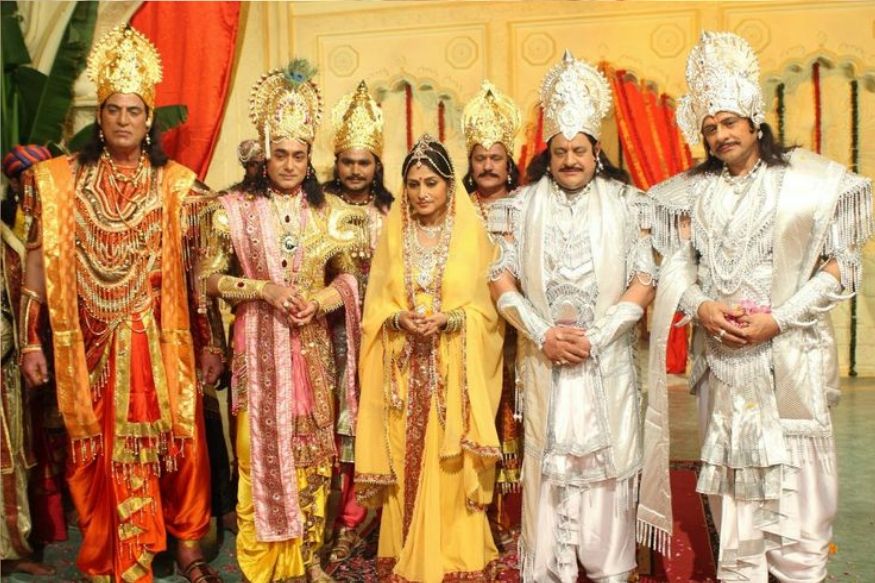 નિર્દેશક બી આર ચોપડાની મહાભારતમાં એક સાથે કામ કરી ચૂકેલા આ બે એક્ટર હાલ સીરિયલની રી ટેલીકાસ્ટથી ચર્ચામાં છે. એક ઇન્ટરવ્યૂમાં ટાઇમ્સ ઓફ ઇન્ડિયાથી વાત કરતા નિતેશ ભારદ્વાજે કહ્યું કે 'ખાલી સોનાક્ષીને ટાર્ગેટ કરવાની શું જરૂર છે. મને લાગે છે કે કોઇ પણ વસ્તુ કહેવાના અનેક સારી રીત પણ હોય છે. જો તમે પ્રેમથી, શાલીનતાથી કોઇ વાત કહેશો તો તેને એ રીતે જ લેવામાં આવશે. ઉંમરમાં મોટા લોકોએ તે રીતે વર્તવું જોઇએ જેથી તેમની આદારના પાત્ર રહે.' નિર્દેશક બી આર ચોપડાની મહાભારતમાં એક સાથે કામ કરી ચૂકેલા આ બે એક્ટર હાલ સીરિયલની રી ટેલીકાસ્ટથી ચર્ચામાં છે. એક ઇન્ટરવ્યૂમાં ટાઇમ્સ ઓફ ઇન્ડિયાથી વાત કરતા નિતેશ ભારદ્વાજે કહ્યું કે 'ખાલી સોનાક્ષીને ટાર્ગેટ કરવાની શું જરૂર છે. મને લાગે છે કે કોઇ પણ વસ્તુ કહેવાના અનેક સારી રીત પણ હોય છે. જો તમે પ્રેમથી, શાલીનતાથી કોઇ વાત કહેશો તો તેને એ રીતે જ લેવામાં આવશે. ઉંમરમાં મોટા લોકોએ તે રીતે વર્તવું જોઇએ જેથી તેમની આદારના પાત્ર રહે.'