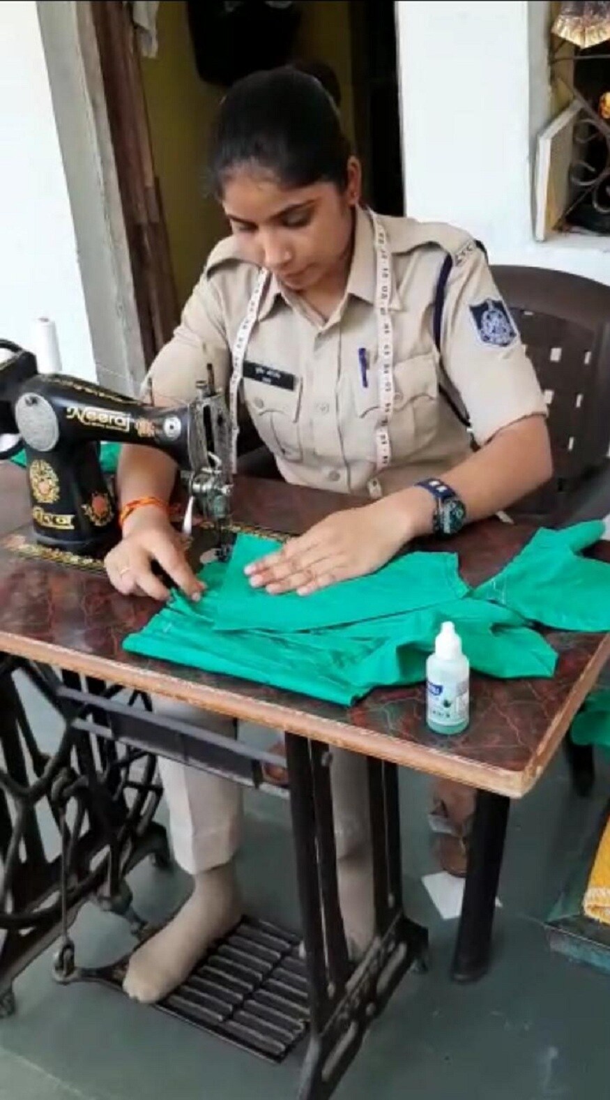 આ જાણકારી સંદીપ સિંહ નામના એક ટ્વિટર યુઝરે આપી હતી. તેમણે 4 એપ્રિલે ટ્વિટ કરીને શ્રૃષ્ટીની તસવીર શેર કરતા લખ્યું હતું કે, #મધ્યપ્રદેશ#સાગરના ખુરઈ પોલીસ સ્ટેશની મહિલા આરક્ષક સૃષ્ટી શ્રોતિયા લોકડાઉનમાં પોલીસની ડ્યૂટી નિભાવ્યા બાદ ઘરે જઈને માસ્ક બનાવે છે. આ માસ્ક પોલીસ સ્ટેશનના સ્ટાફ સહિત સામાન્ય જનતમાં વહેચે છે. સૃષ્ટીના ઉત્સાહાને કોટી કોટી પ્રણામ..! આ જાણકારી સંદીપ સિંહ નામના એક ટ્વિટર યુઝરે આપી હતી. તેમણે 4 એપ્રિલે ટ્વિટ કરીને શ્રૃષ્ટીની તસવીર શેર કરતા લખ્યું હતું કે, #મધ્યપ્રદેશ#સાગરના ખુરઈ પોલીસ સ્ટેશની મહિલા આરક્ષક સૃષ્ટી શ્રોતિયા લોકડાઉનમાં પોલીસની ડ્યૂટી નિભાવ્યા બાદ ઘરે જઈને માસ્ક બનાવે છે. આ માસ્ક પોલીસ સ્ટેશનના સ્ટાફ સહિત સામાન્ય જનતમાં વહેચે છે. સૃષ્ટીના ઉત્સાહાને કોટી કોટી પ્રણામ..!