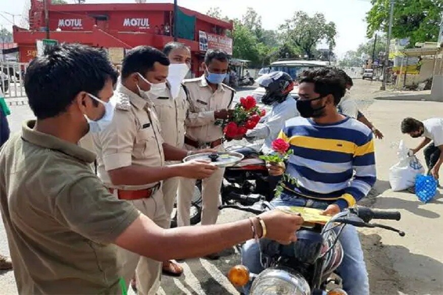 પોલીસે લોકોને ત્રણ પ્રકારે સમજાવાની કોશિશ કરી હતી. પહેલા આવા લોકોને ફૂલ આપ્યા, આરતી ઉતારી અને છેલ્લા કાન પાસે ઘંટડી વગાડીને અહેસાસ કરાવ્યો કે તેમનું જીવન કોરોનાના કારણે ખતરમાં પડી શકે છે. પોલીસ અધિકારી રાજેન્દ્ર ધ્રુવેનું કહેવું છે કે, અમે લોકોને ઘરમાંથી ન નીકળવા માટે દરેક પ્રકારના ઉપાયો કર્યા છે. પહેલા કડક વલણ દાખવ્યું હવે તેમની આતરી ઉતારીને શરમમાં નાખવાનો પ્રયત્ન કર્યો હતો. (Photo: Aajtak) પોલીસે લોકોને ત્રણ પ્રકારે સમજાવાની કોશિશ કરી હતી. પહેલા આવા લોકોને ફૂલ આપ્યા, આરતી ઉતારી અને છેલ્લા કાન પાસે ઘંટડી વગાડીને અહેસાસ કરાવ્યો કે તેમનું જીવન કોરોનાના કારણે ખતરમાં પડી શકે છે. પોલીસ અધિકારી રાજેન્દ્ર ધ્રુવેનું કહેવું છે કે, અમે લોકોને ઘરમાંથી ન નીકળવા માટે દરેક પ્રકારના ઉપાયો કર્યા છે. પહેલા કડક વલણ દાખવ્યું હવે તેમની આતરી ઉતારીને શરમમાં નાખવાનો પ્રયત્ન કર્યો હતો. (Photo: Aajtak)