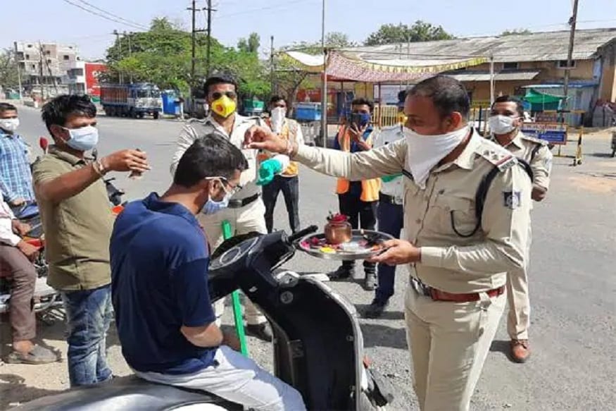 કોરોના વાયરસના પગલે દેશભરમાં 21 દિવસનું લોકડાઉન ચાલું છે. ત્યારે પોલીસ લોકડાઉન તોડનાર સામે કડક પગલાં લઈ રહી છે. મધ્ય પ્રદેશમાં બૈતૂલમાં એક અલગ જ નજારો જોવા મળ્યો હતો. અહીં લોકડાઉન તોડનાર લોકો સામે પોલીસે ગાંધીગીરીનો રસ્તો અપનાવ્યો છે. અહીં પોલીસના ફ્લેગ માર્ચ દરમિયાન લોકડાઉનનું ઉલ્લંઘન કરતા અનેક લોકો પકડાયા હતા. (Photo: Aajtak) કોરોના વાયરસના પગલે દેશભરમાં 21 દિવસનું લોકડાઉન ચાલું છે. ત્યારે પોલીસ લોકડાઉન તોડનાર સામે કડક પગલાં લઈ રહી છે. મધ્ય પ્રદેશમાં બૈતૂલમાં એક અલગ જ નજારો જોવા મળ્યો હતો. અહીં લોકડાઉન તોડનાર લોકો સામે પોલીસે ગાંધીગીરીનો રસ્તો અપનાવ્યો છે. અહીં પોલીસના ફ્લેગ માર્ચ દરમિયાન લોકડાઉનનું ઉલ્લંઘન કરતા અનેક લોકો પકડાયા હતા. (Photo: Aajtak)