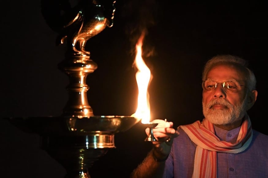 નવી દિલ્હીઃ દેશભરમાં લાખો પરિવારોએ વડાપ્રધાન નરેન્દ્ર મોદી (PM Narendra Modi)ની અપીલ પર પોતાના ઘરોમાં વીજળીની લાઇટ્સ (Electric Lights) બંધ કરી ઘરોની સામે અને બાલ્કનીમાં રાત્રે 9 વાગ્યે 9 મિનિટ સુધી દીવા, મીણબત્તી અને મોબાઇલની ફ્લેશલાઇટ (Mobile Flashlights)નો ઉપયોગ કરી કોરોના વાયરસ (Coronavirus)ની વૈશ્વિક મહામારી (Pandemic) વિરુદ્ધની લડાઈમાં એકજૂથતા દર્શાવી. આ વૈશ્વિક મહમારીથી અત્યાર સુધી ભારતમાં 80થી વધુ લોકોએ જીવ ગુમાવ્યા છે અને તેનાથી કુલ 3500થી વધુ લોકો સંક્રમિત થયા છે. નોંધનીય છે કે, PM મોદીએ પણ ભારતીયોના આ પ્રયાસમાં સામેલ થયા. નવી દિલ્હીઃ દેશભરમાં લાખો પરિવારોએ વડાપ્રધાન નરેન્દ્ર મોદી (PM Narendra Modi)ની અપીલ પર પોતાના ઘરોમાં વીજળીની લાઇટ્સ (Electric Lights) બંધ કરી ઘરોની સામે અને બાલ્કનીમાં રાત્રે 9 વાગ્યે 9 મિનિટ સુધી દીવા, મીણબત્તી અને મોબાઇલની ફ્લેશલાઇટ (Mobile Flashlights)નો ઉપયોગ કરી કોરોના વાયરસ (Coronavirus)ની વૈશ્વિક મહામારી (Pandemic) વિરુદ્ધની લડાઈમાં એકજૂથતા દર્શાવી. આ વૈશ્વિક મહમારીથી અત્યાર સુધી ભારતમાં 80થી વધુ લોકોએ જીવ ગુમાવ્યા છે અને તેનાથી કુલ 3500થી વધુ લોકો સંક્રમિત થયા છે. નોંધનીય છે કે, PM મોદીએ પણ ભારતીયોના આ પ્રયાસમાં સામેલ થયા.