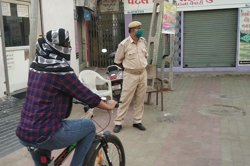 પોલીસના હાથમાં આવતા નથી આથી આવા લોકોને કાયદાનું ભાન કરાવવા ટંકારા પોલીસે નવતર પ્રયોગ કર્યો હતો. પોલીસના હાથમાં આવતા નથી આથી આવા લોકોને કાયદાનું ભાન કરાવવા ટંકારા પોલીસે નવતર પ્રયોગ કર્યો હતો.