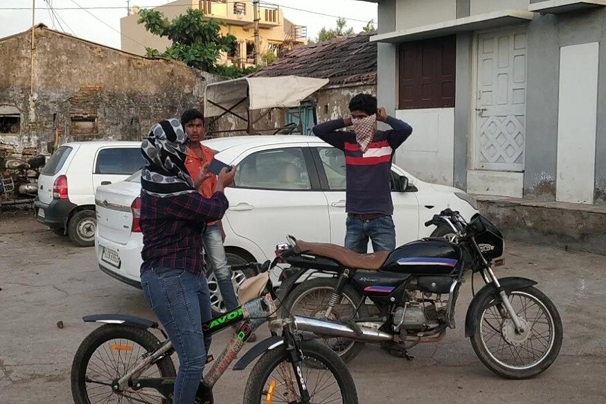 જેમાં ટંકારાના મહીલા પીએસઆઈ લાલીતાબેન બગડાએ સાઈકલ પર પેટ્રોલિંગ કર્યું હતું. તેમણે શહેરની બજારો અને ગલીઓમાં સાઈકલલઈને કડક ચેકિંગ કર્યું હતું. જેમાં ટંકારાના મહીલા પીએસઆઈ લાલીતાબેન બગડાએ સાઈકલ પર પેટ્રોલિંગ કર્યું હતું. તેમણે શહેરની બજારો અને ગલીઓમાં સાઈકલલઈને કડક ચેકિંગ કર્યું હતું.
