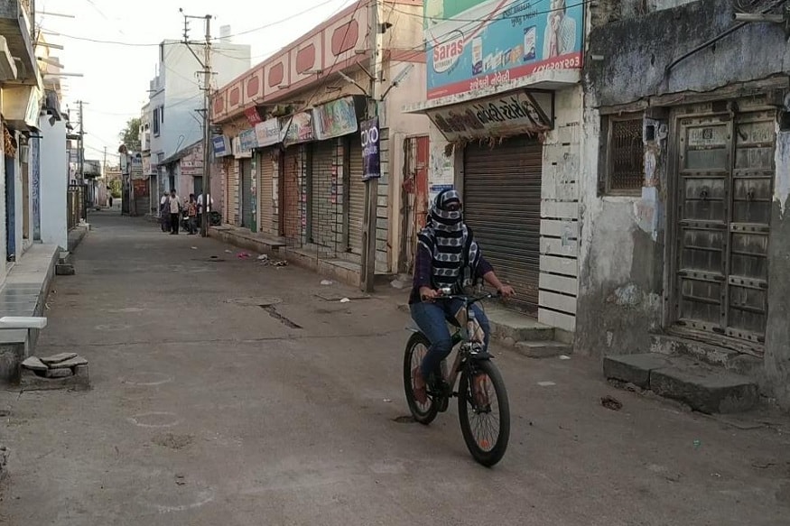 અત્યારે સમગ્ર દેશ લોકડાઉનના સમયમાંથી પસાર થઈ રહ્યો છે. કોરોના વાયરસ સામે લડવા માટે લોકો પોતાના ઘરોમાં રહ્યા છે અને સરકાર પણ લોકડાઉનનું કડક પાલન થાય તે માટે રાજ્ય સરકાર પણ કડક કાર્યવાહી કરી રહી છે. આમ મોરબી જીલ્લા પોલીસવડા ડો કરનરાજ વાઘેલા દ્વારા સઘન લોકડાઉન જાળવી લોકોને બહાર ન નિકળવા અપીલ કરવામાં આવે છે ત્યારે ટંકારાના લોકડાઉનના કડક અમલ માટે પોલીસે નવતર પ્રયોગ કર્યો હતો. (અતુલ જોશી, મોરબી) અત્યારે સમગ્ર દેશ લોકડાઉનના સમયમાંથી પસાર થઈ રહ્યો છે. કોરોના વાયરસ સામે લડવા માટે લોકો પોતાના ઘરોમાં રહ્યા છે અને સરકાર પણ લોકડાઉનનું કડક પાલન થાય તે માટે રાજ્ય સરકાર પણ કડક કાર્યવાહી કરી રહી છે. આમ મોરબી જીલ્લા પોલીસવડા ડો કરનરાજ વાઘેલા દ્વારા સઘન લોકડાઉન જાળવી લોકોને બહાર ન નિકળવા અપીલ કરવામાં આવે છે ત્યારે ટંકારાના લોકડાઉનના કડક અમલ માટે પોલીસે નવતર પ્રયોગ કર્યો હતો. (અતુલ જોશી, મોરબી)