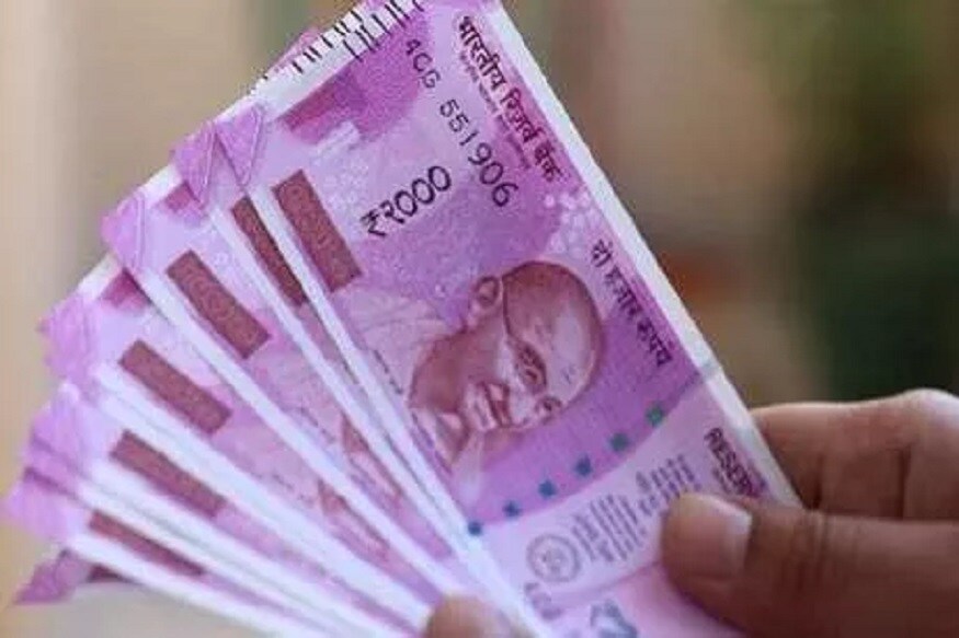 HDFC બેકનું બેઝિક સેવિંગ્સ બેંક ડિપોઝિટ એકાઉન્ટ ખોલાવી શકો છો. જેમાં કોઇ મિનિમન બેલેન્સ રાખવાની જરૂર નથી હોતી. આ એકાઉન્ટ પર તમને 3 થી 3.5 ટકા સુધી વ્યાજ મળે છે. એકાઉન્ટ હોલ્ડરને એટીએમ કમ ડેબિટ કાર્ડ, ફ્રી પાસબુક સેવા, ફ્રી ડિપોઝિટ, વિડ્રોઅલની સાથે ચેકબુક, ઇમેલ સ્ટેટમેન્ટ, ડિમાન્ડ ડ્રાફ્ટ જેવી અનેક સુવિધાઓ ફ્રીમાં મળશે. તો તમે પણ આ સુવિધાનો પણ ફાયદો ઉઠાવી શકો છો. HDFC બેકનું બેઝિક સેવિંગ્સ બેંક ડિપોઝિટ એકાઉન્ટ ખોલાવી શકો છો. જેમાં કોઇ મિનિમન બેલેન્સ રાખવાની જરૂર નથી હોતી. આ એકાઉન્ટ પર તમને 3 થી 3.5 ટકા સુધી વ્યાજ મળે છે. એકાઉન્ટ હોલ્ડરને એટીએમ કમ ડેબિટ કાર્ડ, ફ્રી પાસબુક સેવા, ફ્રી ડિપોઝિટ, વિડ્રોઅલની સાથે ચેકબુક, ઇમેલ સ્ટેટમેન્ટ, ડિમાન્ડ ડ્રાફ્ટ જેવી અનેક સુવિધાઓ ફ્રીમાં મળશે. તો તમે પણ આ સુવિધાનો પણ ફાયદો ઉઠાવી શકો છો.