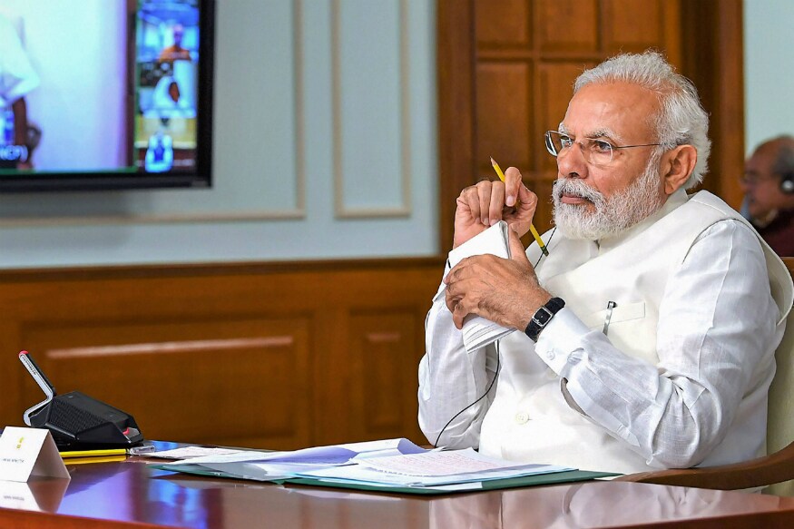 પીએમ મોદી લેશે અંતિમ નિર્ણયઃ લૉકડાઉન પર અંતિમ નિર્ણય પીએમ મોદી લેશે. જોકે સરકારી સૂત્રોનું કહેવું છે કે 15 મે બાદ જ ભારતમાં કોરાનાની અસલી તસવીર સ્પ્ષ્ટ થઈ શકશે. એટલે કે એ જાણી શકાશે કે શું સક્રમણ ઘટી રહ્યું છે કે પછી વધી રહ્યું છે. પીએમ મોદી લેશે અંતિમ નિર્ણયઃ લૉકડાઉન પર અંતિમ નિર્ણય પીએમ મોદી લેશે. જોકે સરકારી સૂત્રોનું કહેવું છે કે 15 મે બાદ જ ભારતમાં કોરાનાની અસલી તસવીર સ્પ્ષ્ટ થઈ શકશે. એટલે કે એ જાણી શકાશે કે શું સક્રમણ ઘટી રહ્યું છે કે પછી વધી રહ્યું છે.