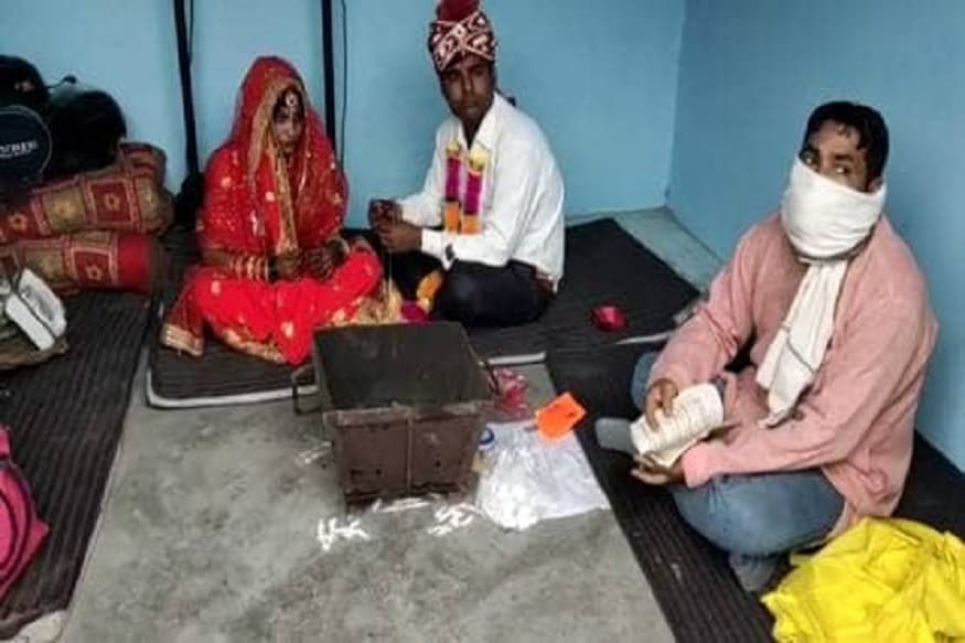 પંડિતે મંત્રોચ્ચાર કરીને લગ્ન કરાવ્યા હતા. આખા લગ્ન દરમિયા સોશિયલ ડિસ્ટેસિંગનું પાલન પણ કરવામાં આવ્યું હતું. બંને પક્ષો તરફથી પાંચ લોકો હાજર રહ્યા હતા. ત્યારબાદ વિવાહિતકો સાસરી માટે વિદાય આપવામાં આવી હતી. દુલ્હન નેહાના પિતા જગત સિંહનું 12 વર્ષ પહેલા મોત થયું હતું. (Photo Aajtak) પંડિતે મંત્રોચ્ચાર કરીને લગ્ન કરાવ્યા હતા. આખા લગ્ન દરમિયા સોશિયલ ડિસ્ટેસિંગનું પાલન પણ કરવામાં આવ્યું હતું. બંને પક્ષો તરફથી પાંચ લોકો હાજર રહ્યા હતા. ત્યારબાદ વિવાહિતકો સાસરી માટે વિદાય આપવામાં આવી હતી. દુલ્હન નેહાના પિતા જગત સિંહનું 12 વર્ષ પહેલા મોત થયું હતું. (Photo Aajtak)