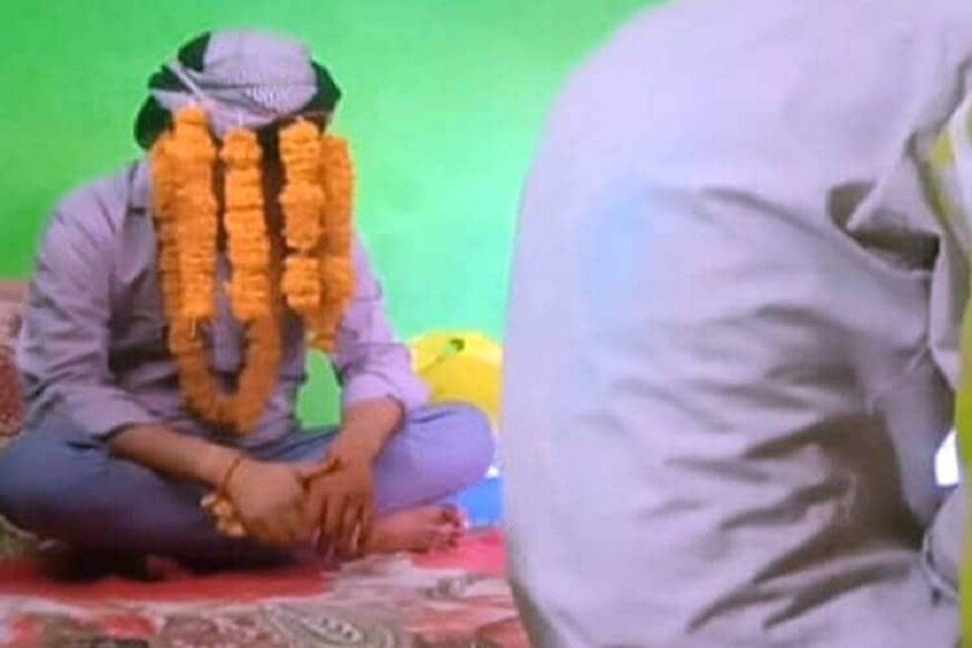 કોરોના વાયરસ (Coronavirus) અને લોકડાઉન (Lockdown)ના આ કપરા સમયે પ્રેમઓને પણ એવો સમય જોવાનો વખત આવ્યો છે કે પૂછો ના વાત. એક લગ્નોમાં વિધ્ન બનીને ઊભો રહ્યો છે આ લોકડાઉન. જો કે બે વર-વધૂ અને તેમના પ્રેમે આ લોકડાઉનને પણ હફાવ્યો છે. જ્યારે કોરોના વાયરસ સંક્રમણ અને લોકડાઉનના કારણે બે વર વધૂને અન્ય રાજ્યમાં જવાની છૂટ ન આપી તો તેમણે પોતાના રાજ્યની બોર્ડર પર જ નિકાહ કરી એકબીજાને કબૂલ કર્યા. (પ્રતિકાત્મક તસવીર) કોરોના વાયરસ (Coronavirus) અને લોકડાઉન (Lockdown)ના આ કપરા સમયે પ્રેમઓને પણ એવો સમય જોવાનો વખત આવ્યો છે કે પૂછો ના વાત. એક લગ્નોમાં વિધ્ન બનીને ઊભો રહ્યો છે આ લોકડાઉન. જો કે બે વર-વધૂ અને તેમના પ્રેમે આ લોકડાઉનને પણ હફાવ્યો છે. જ્યારે કોરોના વાયરસ સંક્રમણ અને લોકડાઉનના કારણે બે વર વધૂને અન્ય રાજ્યમાં જવાની છૂટ ન આપી તો તેમણે પોતાના રાજ્યની બોર્ડર પર જ નિકાહ કરી એકબીજાને કબૂલ કર્યા. (પ્રતિકાત્મક તસવીર)