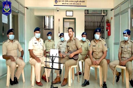 Coronavirus : સુરત પોલીસ કોરોના સામે લડવા મેદાને, PSIએ બનાવેલું ગીત Viral Coronavirus : સુરત પોલીસ કોરોના સામે લડવા મેદાને, PSIએ બનાવેલું ગીત Viral