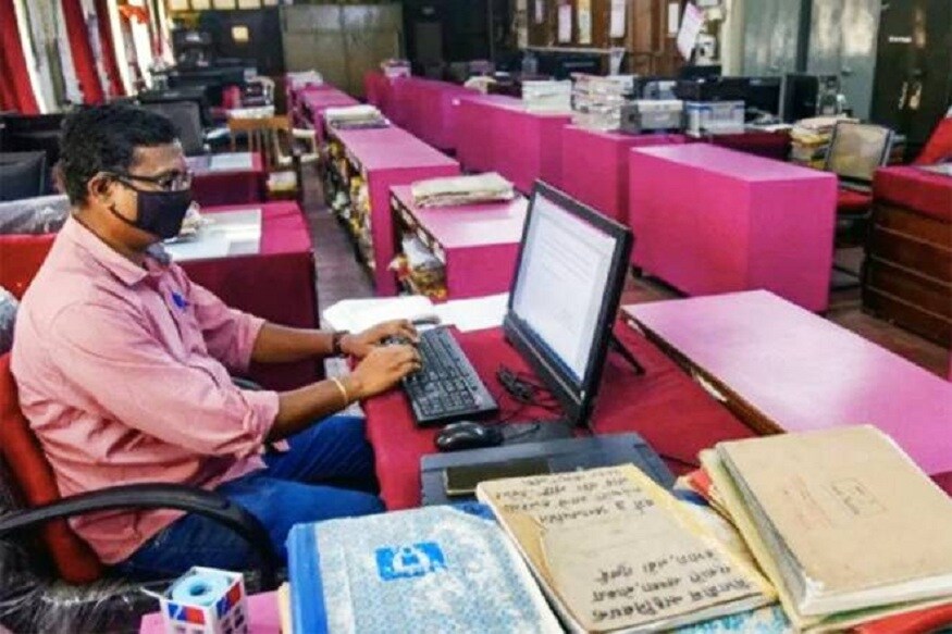 રિલાયન્સ જનરલ ઈન્શ્યોરન્સના આ કોવિદ-19 ઈન્શ્યોરન્સ સ્કીમમાં ત્રણ મહિનાની ઉંમરથી લઈને 60 વર્ષ સુધીની ઉંમર સુધી દરેક વ્યક્તિ લાભ લઈ શકે છે. આ સ્કીમ અંતર્ગત અશ્યોર્ડ રકમ 25000 રૂપિયાથી લઈને 2 લાખ રૂપિયા સુધી હોય છે. આ પ્લાનમાં 1 લાખની પોલીસ પીરિયડ અને 15 દિવસ વેટિંગ પીરિયડ છે. મતલબ છે કે આ સ્કીમ લેવા માટે 15 દિવસ પછી ક્લેમ કરી શકાય છે. (પ્રતિકાત્મક તસવીર) રિલાયન્સ જનરલ ઈન્શ્યોરન્સના આ કોવિદ-19 ઈન્શ્યોરન્સ સ્કીમમાં ત્રણ મહિનાની ઉંમરથી લઈને 60 વર્ષ સુધીની ઉંમર સુધી દરેક વ્યક્તિ લાભ લઈ શકે છે. આ સ્કીમ અંતર્ગત અશ્યોર્ડ રકમ 25000 રૂપિયાથી લઈને 2 લાખ રૂપિયા સુધી હોય છે. આ પ્લાનમાં 1 લાખની પોલીસ પીરિયડ અને 15 દિવસ વેટિંગ પીરિયડ છે. મતલબ છે કે આ સ્કીમ લેવા માટે 15 દિવસ પછી ક્લેમ કરી શકાય છે. (પ્રતિકાત્મક તસવીર)