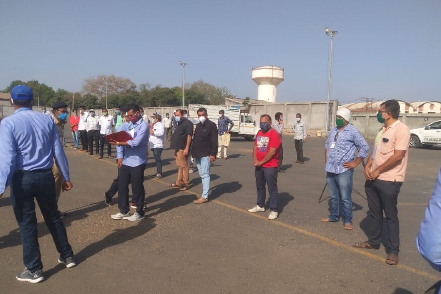 આજે હરાજીના ખેડૂતોએ ઘઉંના પૂરતા ભાવ મળ્યા નહીં હોવાનું જણાવ્યું હતું. આજથી જે રીતે યાર્ડ શરૂ કરવામાં આવ્યું છે ત્યારે 50 જ ખેડૂતોને બોલાવવામાં આવ્યા હતા. આજે હરાજીના ખેડૂતોએ ઘઉંના પૂરતા ભાવ મળ્યા નહીં હોવાનું જણાવ્યું હતું. આજથી જે રીતે યાર્ડ શરૂ કરવામાં આવ્યું છે ત્યારે 50 જ ખેડૂતોને બોલાવવામાં આવ્યા હતા.