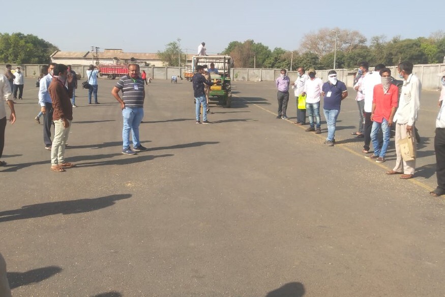 હવે આગામી દિવસોમાં સોશિયલ ડિસ્ટન્સિંગ જળવાઈ રહે તેની યોગ્ય વ્યવસ્થા કરી વધુ ખેડૂતોને બોલાવવામાં આવશે અને ઘઉં ઉપરાંત અન્ય જણસીની પણ હરાજી શરૂ કરવામાં આવશે. રાજકોટ સહિત ગોંડલ યાર્ડમાં પણ આજથી હરાજી શરૂ કરવામાં આવી હતી. હવે આગામી દિવસોમાં સોશિયલ ડિસ્ટન્સિંગ જળવાઈ રહે તેની યોગ્ય વ્યવસ્થા કરી વધુ ખેડૂતોને બોલાવવામાં આવશે અને ઘઉં ઉપરાંત અન્ય જણસીની પણ હરાજી શરૂ કરવામાં આવશે. રાજકોટ સહિત ગોંડલ યાર્ડમાં પણ આજથી હરાજી શરૂ કરવામાં આવી હતી.
