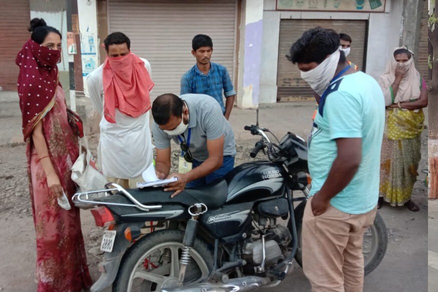સોમવારે વહેલી સવારના છ વાગ્યાથી રાજકોટમાં પોલીસ દ્વારા તેમજ અન્ય સ્ટાફ દ્વારા રાજકોટના 60 જેટલા ચેક પોઇન્ટ પર ચેકિંગ હાથ ધરવામાં આવ્યું છે. ત્યારે મોટાભાગના લોકો માસ્ક પહેરીને નીકળેલા જોવા મળ્યા હતા. અમુક લોકોએ માસ્ક નહોતું પહેર્યું. આ દરમિયાન કેટલાક એવા પણ શૂરવીરો પકડાયા હતા જેમની પાસે માસ્ક હોવા છતાં તેમણે પહેર્યું ન હતું. સોમવારે વહેલી સવારના છ વાગ્યાથી રાજકોટમાં પોલીસ દ્વારા તેમજ અન્ય સ્ટાફ દ્વારા રાજકોટના 60 જેટલા ચેક પોઇન્ટ પર ચેકિંગ હાથ ધરવામાં આવ્યું છે. ત્યારે મોટાભાગના લોકો માસ્ક પહેરીને નીકળેલા જોવા મળ્યા હતા. અમુક લોકોએ માસ્ક નહોતું પહેર્યું. આ દરમિયાન કેટલાક એવા પણ શૂરવીરો પકડાયા હતા જેમની પાસે માસ્ક હોવા છતાં તેમણે પહેર્યું ન હતું.