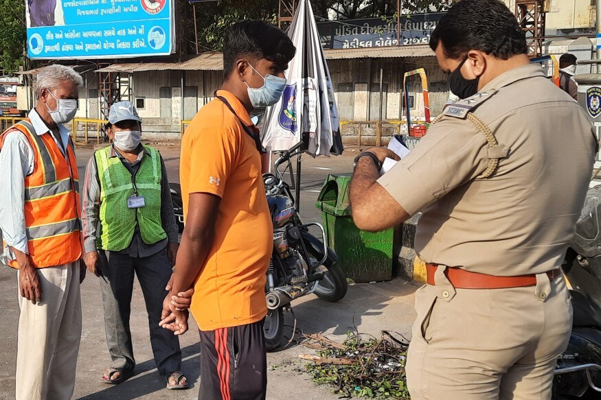 રાજકોટમાં મ્યુનિસિપલ કમિશનર ઉદીત અગ્રવાલે રવિવારે સાંજે એક જાહેરનામું બહાર પાડ્યું હતું. જે અંતર્ગત રાજકોટ શહેરની હદમાં વસવાટ કરતા લોકોએ તેમ જ રાજકોટ શહેરની હદમાં પ્રવેશ કરતા લોકોએ જાહેર જગ્યા પર અને ઘરની બહાર માસ્ક પહેરીને જ નીકળવું. રાજકોટમાં મ્યુનિસિપલ કમિશનર ઉદીત અગ્રવાલે રવિવારે સાંજે એક જાહેરનામું બહાર પાડ્યું હતું. જે અંતર્ગત રાજકોટ શહેરની હદમાં વસવાટ કરતા લોકોએ તેમ જ રાજકોટ શહેરની હદમાં પ્રવેશ કરતા લોકોએ જાહેર જગ્યા પર અને ઘરની બહાર માસ્ક પહેરીને જ નીકળવું.