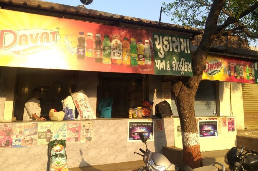 હરીન માત્રાવડિયા, રાજકોટ : હાલ કોરોના વાયરસ (Coronavirus)ને કારણે લૉકડાઉન (Lockdown)ચાલી રહ્યું છે. આ દરમિયાન રાજકોટ (Rajkot)ના મવડી વિસ્તારમાં ચોરી ની એક અજીબો ગરીબ ઘટના સામે આવી છે. શહેરના મવડી વિસ્તારમાં આવેલી એક પાનની દુકાન (Pan Masala Shop)માં કોઈ હાથફેરો કરી ગયું છે. લૉકડાઉનમાં લોકો દિવસે પણ કામ વગર ઘરની બહાર નથી નીકળી શકતા એવા સમયે રાત્રે એક પાનની દુકાનમાં તસ્કરો (Thief) ત્રાટક્યા હતા. હરીન માત્રાવડિયા, રાજકોટ : હાલ કોરોના વાયરસ (Coronavirus)ને કારણે લૉકડાઉન (Lockdown)ચાલી રહ્યું છે. આ દરમિયાન રાજકોટ (Rajkot)ના મવડી વિસ્તારમાં ચોરી ની એક અજીબો ગરીબ ઘટના સામે આવી છે. શહેરના મવડી વિસ્તારમાં આવેલી એક પાનની દુકાન (Pan Masala Shop)માં કોઈ હાથફેરો કરી ગયું છે. લૉકડાઉનમાં લોકો દિવસે પણ કામ વગર ઘરની બહાર નથી નીકળી શકતા એવા સમયે રાત્રે એક પાનની દુકાનમાં તસ્કરો (Thief) ત્રાટક્યા હતા.