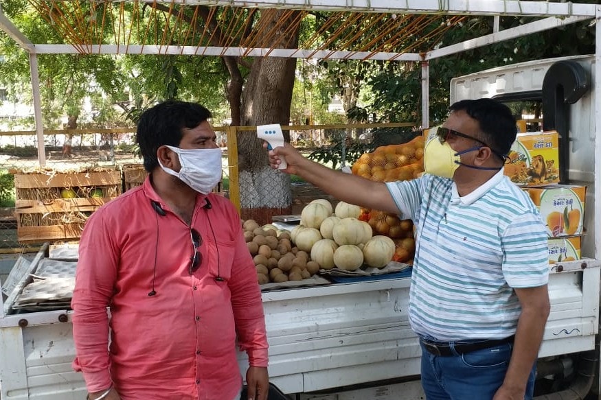 સાથે જ લોકોને પણ અપીલ કરી છે કે શક્ય હોઈ તો જાણીતા ફેરિયા પાસેથી જ શાકભાજી ખરીદવાનો આગ્રહ રાખવામાં આવે. આ કામગીરી માટે 26 ડૉક્ટરોની ટીમને કાર્યરત કરવામાં આવેલ છે. અત્યાર સુધીમાં લગભગ 128 જેટલા લારીવાળાઓનો સંપર્ક કરવામાં આવ્યો છે. તેમજ 145 લોકોનું થર્મલ સ્કેનિંગ કરવામાં આવ્યું છે. એટલું જ નહીં આ લોકોને આરોગ્યલક્ષી માર્ગદર્શન પણ આપવામાં આવ્યું છે. શાકભાજીનું વેચાણ કરતા 08 લોકોને શરદી, ઉધરસના લક્ષણો જણાતા તેમને આરોગ્ય કેન્દ્રમાં મોકલવામાં આવ્યા છે. સાથે જ લોકોને પણ અપીલ કરી છે કે શક્ય હોઈ તો જાણીતા ફેરિયા પાસેથી જ શાકભાજી ખરીદવાનો આગ્રહ રાખવામાં આવે. આ કામગીરી માટે 26 ડૉક્ટરોની ટીમને કાર્યરત કરવામાં આવેલ છે. અત્યાર સુધીમાં લગભગ 128 જેટલા લારીવાળાઓનો સંપર્ક કરવામાં આવ્યો છે. તેમજ 145 લોકોનું થર્મલ સ્કેનિંગ કરવામાં આવ્યું છે. એટલું જ નહીં આ લોકોને આરોગ્યલક્ષી માર્ગદર્શન પણ આપવામાં આવ્યું છે. શાકભાજીનું વેચાણ કરતા 08 લોકોને શરદી, ઉધરસના લક્ષણો જણાતા તેમને આરોગ્ય કેન્દ્રમાં મોકલવામાં આવ્યા છે.