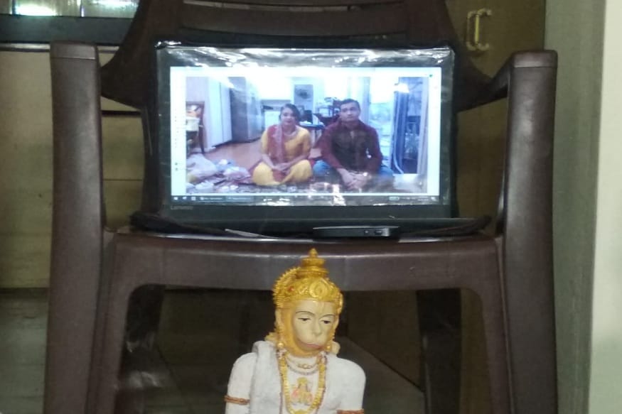 આ સમગ્ર વિધિ લેપટોપ તેમજ મોબાઇલ ફોનના માધ્યમથી થઈ હતી. રાજકોટના જલારામ ચોક નજીક આવેલા એક મકાનમાંથી શાસ્ત્રીજીએ મંત્રોચ્ચાર કર્યા હતા. જેમનું અમેરિકામાં રહેતા પરિવારે શ્રવણ કરી શાસ્ત્રોક્ત વિધિ પ્રમાણે હનુમંત યજ્ઞ કર્યો હતો. આ સમગ્ર વિધિ લેપટોપ તેમજ મોબાઇલ ફોનના માધ્યમથી થઈ હતી. રાજકોટના જલારામ ચોક નજીક આવેલા એક મકાનમાંથી શાસ્ત્રીજીએ મંત્રોચ્ચાર કર્યા હતા. જેમનું અમેરિકામાં રહેતા પરિવારે શ્રવણ કરી શાસ્ત્રોક્ત વિધિ પ્રમાણે હનુમંત યજ્ઞ કર્યો હતો.