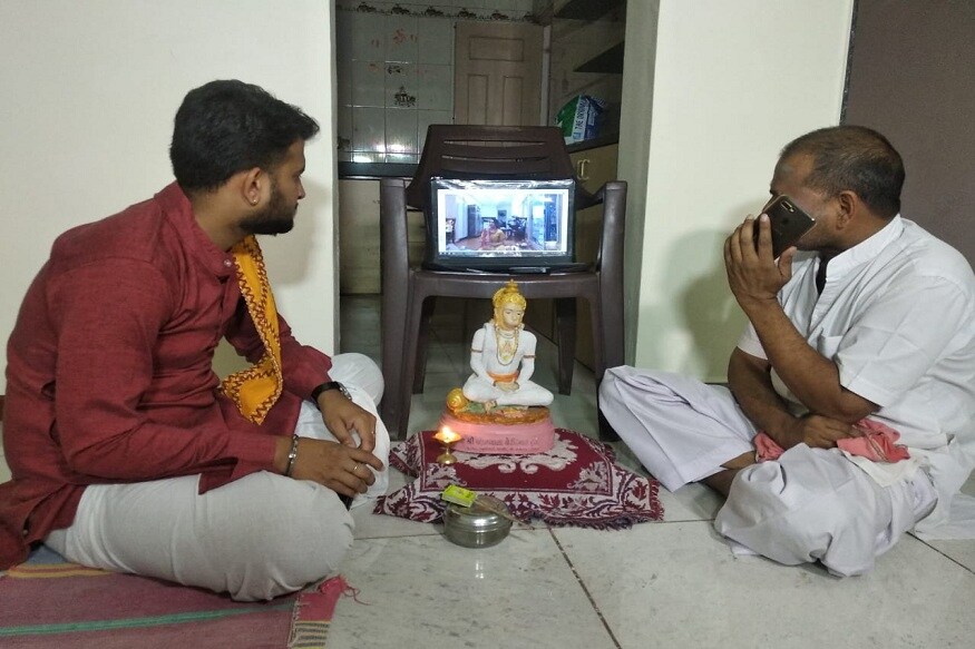 આમ હનુમાન જયંતીના તહેવાર પર ટેકનોલોજીના માધ્યમથી પરંપરા જળવાઈ હતી. ઉલ્લેખનીય છેકે હાલ સમગ્ર ભારત માં લોકડાઉનનું સ્થિતિ છે આવા સમયે તંત્ર પણ ચુસ્તપણે લોકડાઉનનું અમલ કરાવી રહ્યા છે. આમ હનુમાન જયંતીના તહેવાર પર ટેકનોલોજીના માધ્યમથી પરંપરા જળવાઈ હતી. ઉલ્લેખનીય છેકે હાલ સમગ્ર ભારત માં લોકડાઉનનું સ્થિતિ છે આવા સમયે તંત્ર પણ ચુસ્તપણે લોકડાઉનનું અમલ કરાવી રહ્યા છે.