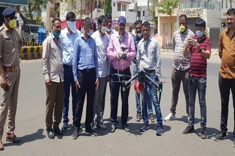 હવે સુધરી જજો, ડ્રોનમાં સ્પિકર લગાડી લોકડાઉનનું પાલન કરવા રાજકોટ પોલીસે આપી સૂચના હવે સુધરી જજો, ડ્રોનમાં સ્પિકર લગાડી લોકડાઉનનું પાલન કરવા રાજકોટ પોલીસે આપી સૂચના