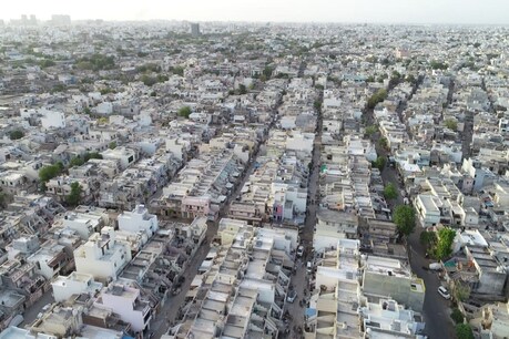 હાઇરાઈઝ બિલ્ડીંગ પર સિવિલ ડ્રેસમાં રાજકોટ પોલીસ લોકો પર નજર રાખશે હાઇરાઈઝ બિલ્ડીંગ પર સિવિલ ડ્રેસમાં રાજકોટ પોલીસ લોકો પર નજર રાખશે