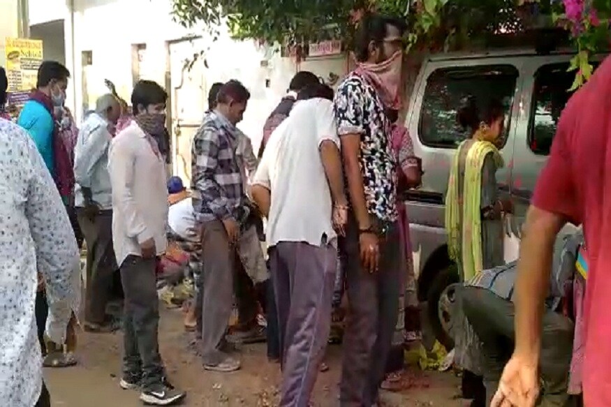 દુકાન બહાર લોકો દ્વારા સોશિયલ ડિસ્ટન્સ (Social Distance) જોવા મળતું નથી. અમુક લોકોએ તો મોઢે રૂમાલ કે માસ્ક પણ બાંધ્યા નથી. APL-1 કાર્ડધારકોને આજે ફ્રિમાં રાશન આપવાનો છેલ્લો દિવસ હોવાથી લોકોની ભીડ જામી છે. દુકાન બહાર લોકો દ્વારા સોશિયલ ડિસ્ટન્સ (Social Distance) જોવા મળતું નથી. અમુક લોકોએ તો મોઢે રૂમાલ કે માસ્ક પણ બાંધ્યા નથી. APL-1 કાર્ડધારકોને આજે ફ્રિમાં રાશન આપવાનો છેલ્લો દિવસ હોવાથી લોકોની ભીડ જામી છે.