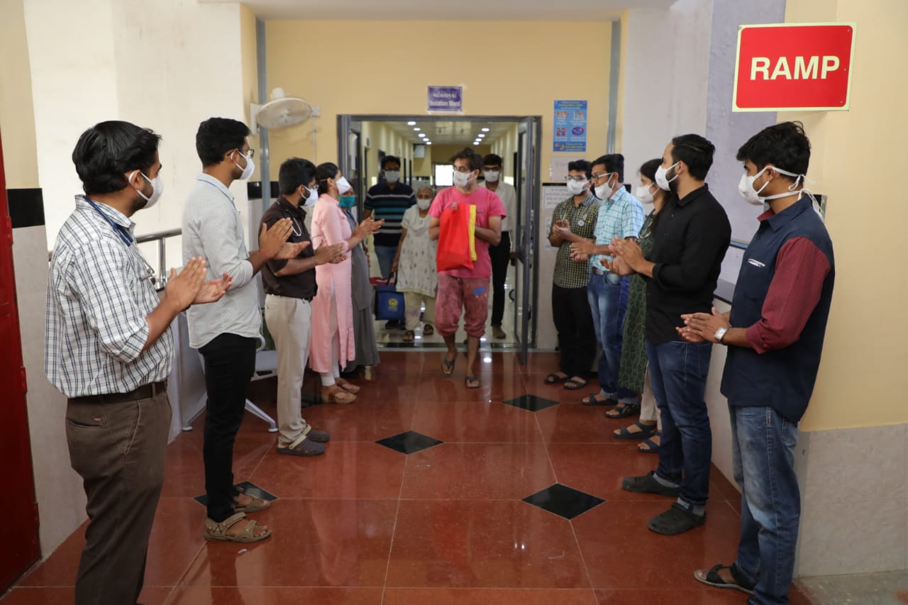 વિમળાબેને જણાવ્યું હતુંકે આ ૧૩ દીવસમાં અહીં જે સારવાર આપવામાં આવી છે એ માટે હું સમગ્ર હોસ્પીટલ સ્ટાફનો આભાર માનુ છું. કોરોનાનો મને ભય હતો અને ભગવાન અને ડોક્ટર પર મારો ભરોસો પણ હતો તેમાં બા બા કરતો અહીનો સ્ટાફ જાણે મારો પરીવાર બની ગયો છે.” આ શબ્દો છે વિમળાબેન હર્ષદભાઇ કાનાબારના, તેમને તથા તેમના પુત્ર કૌશલભાઇને કોરોના પોઝીટીવ આવતાં ૧૩ દીવસ પહેલા સીવીલ હોસ્પીટલ રાજકોટ ખાતે આઇસોલેશન વોર્ડમાં દાખલ કરવામાં આવેલ વિમળાબેને જણાવ્યું હતુંકે આ ૧૩ દીવસમાં અહીં જે સારવાર આપવામાં આવી છે એ માટે હું સમગ્ર હોસ્પીટલ સ્ટાફનો આભાર માનુ છું. કોરોનાનો મને ભય હતો અને ભગવાન અને ડોક્ટર પર મારો ભરોસો પણ હતો તેમાં બા બા કરતો અહીનો સ્ટાફ જાણે મારો પરીવાર બની ગયો છે.” આ શબ્દો છે વિમળાબેન હર્ષદભાઇ કાનાબારના, તેમને તથા તેમના પુત્ર કૌશલભાઇને કોરોના પોઝીટીવ આવતાં ૧૩ દીવસ પહેલા સીવીલ હોસ્પીટલ રાજકોટ ખાતે આઇસોલેશન વોર્ડમાં દાખલ કરવામાં આવેલ