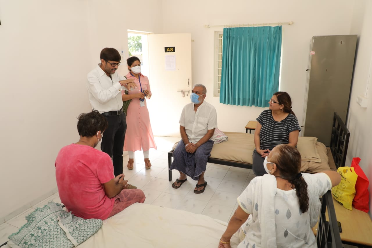 વિમલાબેને ડોક્ટર્સની ટીમને પોતાનો પરિવાર ગણાવ્યો હતો અને ઉમેર્યુ હતુ કે સરકારી હોસ્પીટલ માટેનો મારો ખ્યાલ બદલાઇ ગયો છે. નાની મોટી કોઇપણ તકલીફ માટે આખી જિંદગી પ્રાઇવેટ હોસ્પીટલમાં દોડી જતાં પણ આવા ડોક્ટર્સ અને આટલી સુવિધાઓ તો કોઇ મોટી હોસ્પીટલમાં પણ ના મળે વિદેશમાં પણ આવી સરકારી હોસ્પીટલ નહીં હોય.વિમળાબેનનાં પુત્ર કૌશલભાઇ પણ સાથે જ સારા અને ફીટ થઇ ગયેલ હોય બન્ને ને સાથે જ રજા આપવામાં આવી હતી તેમણે પણ જણાવ્યું હતું કે અહીં વિશ્વની શ્રેષ્ઠ સારવાર ઉપલબ્ધ છે. વિમલાબેને ડોક્ટર્સની ટીમને પોતાનો પરિવાર ગણાવ્યો હતો અને ઉમેર્યુ હતુ કે સરકારી હોસ્પીટલ માટેનો મારો ખ્યાલ બદલાઇ ગયો છે. નાની મોટી કોઇપણ તકલીફ માટે આખી જિંદગી પ્રાઇવેટ હોસ્પીટલમાં દોડી જતાં પણ આવા ડોક્ટર્સ અને આટલી સુવિધાઓ તો કોઇ મોટી હોસ્પીટલમાં પણ ના મળે વિદેશમાં પણ આવી સરકારી હોસ્પીટલ નહીં હોય.વિમળાબેનનાં પુત્ર કૌશલભાઇ પણ સાથે જ સારા અને ફીટ થઇ ગયેલ હોય બન્ને ને સાથે જ રજા આપવામાં આવી હતી તેમણે પણ જણાવ્યું હતું કે અહીં વિશ્વની શ્રેષ્ઠ સારવાર ઉપલબ્ધ છે.