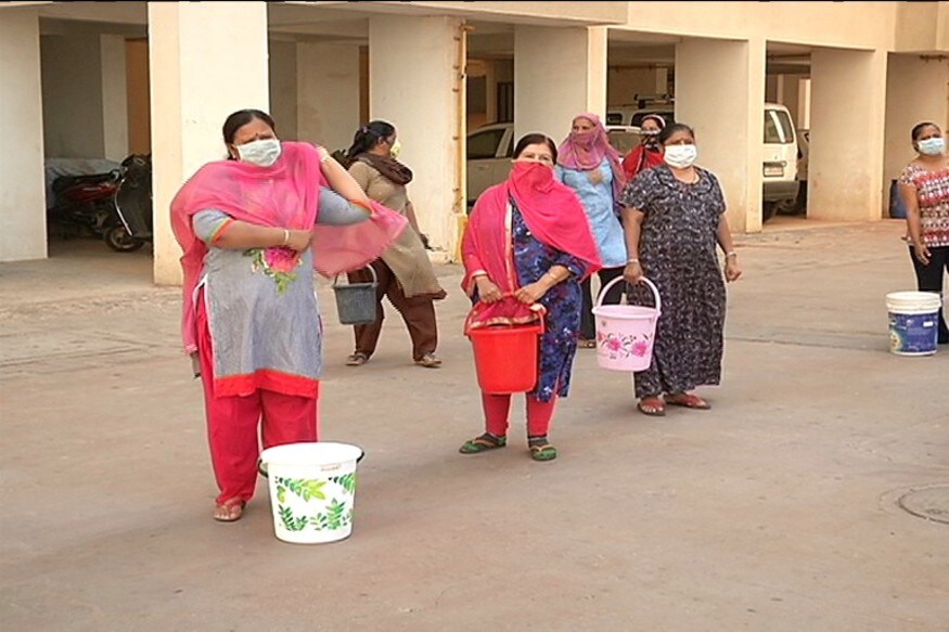 હરિન માત્રાવાડિયા, રાજકોટ : ઉનાળાની શરુવાતમાં જ જ્રજ્કોતમાં પાણીની સમસ્યા વધવા લાગી છે. એક તરફ સરકાર કહી રહી છેકે આજી, ન્યારી માં પુરતું પાણી છે ત્યારે અત્યારથી જ રાજકોટમાં પાણીની પોકાર શરુ થઇ ચુકી છે. રાજકોટના કાલાવાડ રોડ પર આવેલી રંગોલી આવાસ યોજનામાં છેલ્લા ઘણા સમયથી જરૂરિયાત કરતા ઓછુ પાણી મળતું હોવાનો રહીશો આક્ષેપ કરી રહ્યા છે, આ ટાઉનશીપમાં હવે આગામી ૪૮ કલાક ચાલે તેટલું જ પાણી વધ્યું છે. હરિન માત્રાવાડિયા, રાજકોટ : ઉનાળાની શરુવાતમાં જ જ્રજ્કોતમાં પાણીની સમસ્યા વધવા લાગી છે. એક તરફ સરકાર કહી રહી છેકે આજી, ન્યારી માં પુરતું પાણી છે ત્યારે અત્યારથી જ રાજકોટમાં પાણીની પોકાર શરુ થઇ ચુકી છે. રાજકોટના કાલાવાડ રોડ પર આવેલી રંગોલી આવાસ યોજનામાં છેલ્લા ઘણા સમયથી જરૂરિયાત કરતા ઓછુ પાણી મળતું હોવાનો રહીશો આક્ષેપ કરી રહ્યા છે, આ ટાઉનશીપમાં હવે આગામી ૪૮ કલાક ચાલે તેટલું જ પાણી વધ્યું છે.