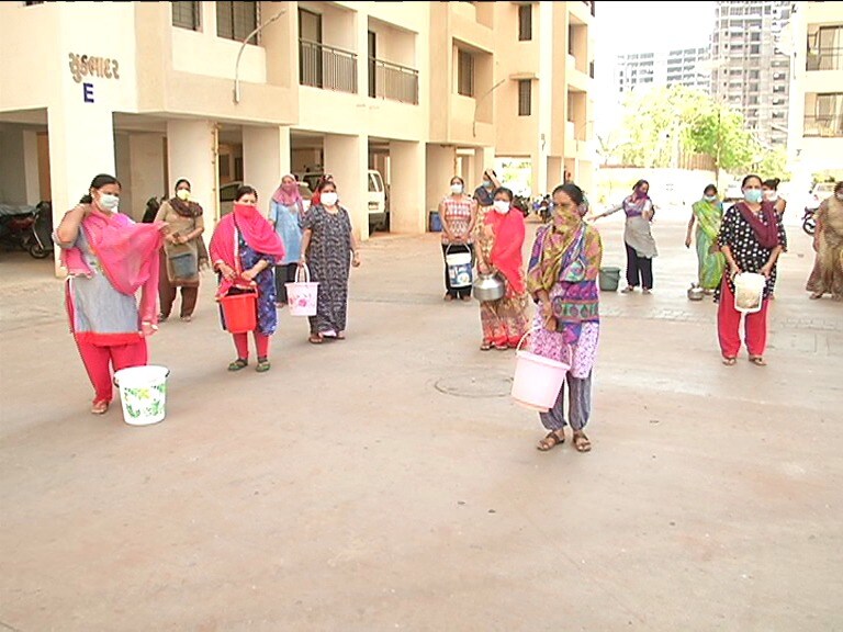 તો સાથેજ અનેક વખત તંત્ર ને રજુવાત કરવા છતાં પણ પાણી નહિ આપતા હોવાનું રહીશો જણાવી રહ્યા છે, ત્યારે આજે મહિલાઓં દ્વારા પાણી મામલે વિરોધ નોંધાવ્યો હતો. તો સાથેજ અનેક વખત તંત્ર ને રજુવાત કરવા છતાં પણ પાણી નહિ આપતા હોવાનું રહીશો જણાવી રહ્યા છે, ત્યારે આજે મહિલાઓં દ્વારા પાણી મામલે વિરોધ નોંધાવ્યો હતો.