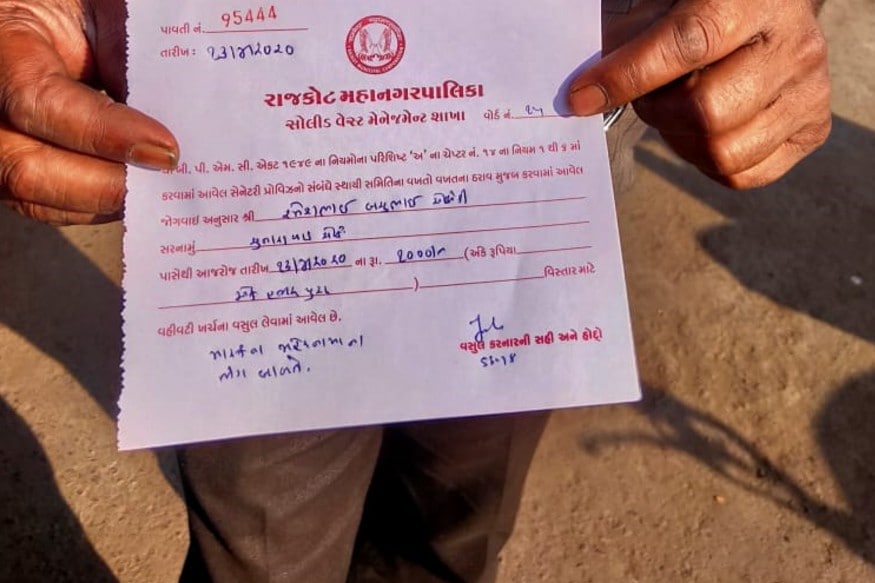 અંકિત પોપટ, રાજકોટ : કોરોના વાયરસ (Coronavirus)ને પ્રસરતો અટકાવવા માટે હવે રાજ્યના તમામ મોટા શહેરોમાં આજથી જાહેર સ્થળો પર નીકળતા પહેલા માસ્ક (Mask) પહેરવું ફરજિયાત કરાયું છે. વહેલી સવારથી જ વિવિધ શહેરોમાં પોલીસ માસ્ક વગર બહાર નીકળતા લોકોને દંડ ફટકારી રહી છે. ત્યારે રાજકોટમાં સવારે છ વાગ્યાથી પોલીસ તેમજ રાજકોટ મ્યુનિસિપલ કોર્પોરેશનની ટીમ તરફથી માસ્ક વગર બહાર નીકળતા લોકોને દંડવામાં આવી રહ્યા છે. આ તમામ લોકોને એક એક હજાર રૂપિયાનો દંડ ફટકારવામાં આવી રહ્યો છે. માસ્ક ન પહેરવા અંગે જ્યારે પૂછવામાં આવ્યું ત્યારે લોકો અવનવા બહાના કાઢતા જોવા મળ્યા હતાં. અંકિત પોપટ, રાજકોટ : કોરોના વાયરસ (Coronavirus)ને પ્રસરતો અટકાવવા માટે હવે રાજ્યના તમામ મોટા શહેરોમાં આજથી જાહેર સ્થળો પર નીકળતા પહેલા માસ્ક (Mask) પહેરવું ફરજિયાત કરાયું છે. વહેલી સવારથી જ વિવિધ શહેરોમાં પોલીસ માસ્ક વગર બહાર નીકળતા લોકોને દંડ ફટકારી રહી છે. ત્યારે રાજકોટમાં સવારે છ વાગ્યાથી પોલીસ તેમજ રાજકોટ મ્યુનિસિપલ કોર્પોરેશનની ટીમ તરફથી માસ્ક વગર બહાર નીકળતા લોકોને દંડવામાં આવી રહ્યા છે. આ તમામ લોકોને એક એક હજાર રૂપિયાનો દંડ ફટકારવામાં આવી રહ્યો છે. માસ્ક ન પહેરવા અંગે જ્યારે પૂછવામાં આવ્યું ત્યારે લોકો અવનવા બહાના કાઢતા જોવા મળ્યા હતાં.