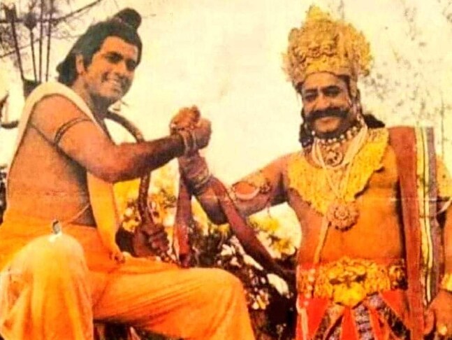આ બંનેની આ તસવીર 'રામાયણ'ના શૂટિંગ દરમિયાનની છે, જેમાં રામ અને રાવણ વચ્ચે ગાઢ મિત્રતા જોવા મળી રહી છે. આ વાયરલ તસવીરમાં રામ અને રાવણ ભારે હૂંફ સાથે હાથ મિલાવતા જોવા મળી રહ્યા છે. અરૂણ ગોવિલે આ તસવીર શેર કર્યા બાદ તે સોશિયલ મીડિયામાં વાયરલ થઈ હતી. આ બંનેની આ તસવીર 'રામાયણ'ના શૂટિંગ દરમિયાનની છે, જેમાં રામ અને રાવણ વચ્ચે ગાઢ મિત્રતા જોવા મળી રહી છે. આ વાયરલ તસવીરમાં રામ અને રાવણ ભારે હૂંફ સાથે હાથ મિલાવતા જોવા મળી રહ્યા છે. અરૂણ ગોવિલે આ તસવીર શેર કર્યા બાદ તે સોશિયલ મીડિયામાં વાયરલ થઈ હતી.