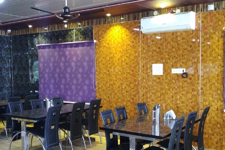 ચીનમાં સેન્ટ્રલ એસીથી કોરોના : ગત દિવસોમાં અભ્યાસમાં માલુમ પડ્યું હતું કે ચીનમાં એર કન્ડીશનરને કારણે નવ લોકો કોરોનાથી સંક્રમિત થયા હતા. આ તમામ લોકો એક રેસ્ટોરન્ટમાં ગયા હતા. અહીં ડીનર પર અમુક લોકો બેઠા હતા. જેમાં એક લક્ષણ રહીત કોરોના સંક્રમિત પણ હતો. રેસ્ટરન્ટમાં ચાલી રહેલા એસીને કારણે નવ લોકોને વાયરસનું સંક્રમણ લાગ્યું હતું. જોકે, રેસ્ટોરન્ટમાં હયાત અન્ય 82 લોકોને કોરોનાને ચેપ લાગ્યો ન હતો. ચીનમાં સેન્ટ્રલ એસીથી કોરોના : ગત દિવસોમાં અભ્યાસમાં માલુમ પડ્યું હતું કે ચીનમાં એર કન્ડીશનરને કારણે નવ લોકો કોરોનાથી સંક્રમિત થયા હતા. આ તમામ લોકો એક રેસ્ટોરન્ટમાં ગયા હતા. અહીં ડીનર પર અમુક લોકો બેઠા હતા. જેમાં એક લક્ષણ રહીત કોરોના સંક્રમિત પણ હતો. રેસ્ટરન્ટમાં ચાલી રહેલા એસીને કારણે નવ લોકોને વાયરસનું સંક્રમણ લાગ્યું હતું. જોકે, રેસ્ટોરન્ટમાં હયાત અન્ય 82 લોકોને કોરોનાને ચેપ લાગ્યો ન હતો.