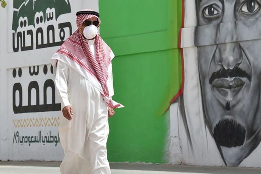 સાઉદી અરબ (Saudi Arabia)ની નબળી થઇ રહેલી અર્થવ્યવસ્થાને ધ્યાનમાં રાખીને વેટ વધારીને 15 ટકા કર્યા પછી હવે સંયુક્ત અરબ અમીરાત (UAE)ની અર્થવ્યવસ્થા પર પણ આશંકાઓના વાદળા મંડરાઇ રહ્યા છે. તેલ આધારિત અર્થવ્યવસ્થાના કારણે આ મુશ્કેલી સર્જાઇ છે. UAEને પણ કાચા તેલ (Crude Oil) માંગ અને ભાવ ઘટતા મંદીની માર સહન કરવાનો વારો આવી શકે છે. જેના કારણે દુબઇના અનેક વેપાર બંધ થવાની કગાર પર ઊભા છે. દુબઇ ચેમ્બર ઓફ કોમર્સના એક સર્વેમાં સામે આવ્યું છે કે દુબઇમાં લગભગ 70 ટકા વેપાર આવનારા 6 મહિનામાં કોરોના વાયરસ મહામારીના કારણે બંધ થઇ શકે છે. સાઉદી અરબ (Saudi Arabia)ની નબળી થઇ રહેલી અર્થવ્યવસ્થાને ધ્યાનમાં રાખીને વેટ વધારીને 15 ટકા કર્યા પછી હવે સંયુક્ત અરબ અમીરાત (UAE)ની અર્થવ્યવસ્થા પર પણ આશંકાઓના વાદળા મંડરાઇ રહ્યા છે. તેલ આધારિત અર્થવ્યવસ્થાના કારણે આ મુશ્કેલી સર્જાઇ છે. UAEને પણ કાચા તેલ (Crude Oil) માંગ અને ભાવ ઘટતા મંદીની માર સહન કરવાનો વારો આવી શકે છે. જેના કારણે દુબઇના અનેક વેપાર બંધ થવાની કગાર પર ઊભા છે. દુબઇ ચેમ્બર ઓફ કોમર્સના એક સર્વેમાં સામે આવ્યું છે કે દુબઇમાં લગભગ 70 ટકા વેપાર આવનારા 6 મહિનામાં કોરોના વાયરસ મહામારીના કારણે બંધ થઇ શકે છે.