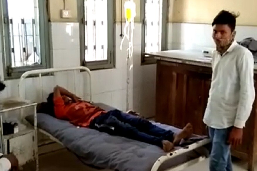 ગઈકાલે આ ઘટની ઘટી ત્યારે તેનું કારણ જાણી શકાયું નહોતું. જોકે, થરાદના સરકારી દવાખાનામાં યુવકને સમયસર સારવાર મળી જતા તેનો જીવ બચ્યો હતો. મધ્યપ્રદેશમાં મોરેના જિલ્લાના રહેવાસી વિવેક કારીગરે શર્મા (24) વ્યવસાય. તે શનિવારે સુઇગામના નડેશ્વરી ગામના નડેશ્વરી માતાના મંદિરમાં લોહીથી લથપથ બેભાન અવસ્થામાં મળી આવ્યો હતો. નાયબ પોલીસ નિરીક્ષક એચડી પરમારે જણાવ્યું હતું કે જ્યારે અમને મળ્યા ત્યારે તે તેની જીભ હાથમાં પકડેલી હતી. ગઈકાલે આ ઘટની ઘટી ત્યારે તેનું કારણ જાણી શકાયું નહોતું. જોકે, થરાદના સરકારી દવાખાનામાં યુવકને સમયસર સારવાર મળી જતા તેનો જીવ બચ્યો હતો. મધ્યપ્રદેશમાં મોરેના જિલ્લાના રહેવાસી વિવેક કારીગરે શર્મા (24) વ્યવસાય. તે શનિવારે સુઇગામના નડેશ્વરી ગામના નડેશ્વરી માતાના મંદિરમાં લોહીથી લથપથ બેભાન અવસ્થામાં મળી આવ્યો હતો. નાયબ પોલીસ નિરીક્ષક એચડી પરમારે જણાવ્યું હતું કે જ્યારે અમને મળ્યા ત્યારે તે તેની જીભ હાથમાં પકડેલી હતી.