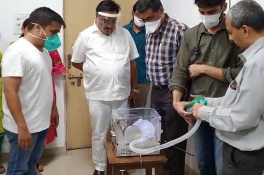 રાજકોટની જ્યોતિ સીએનસી બાદ સુરતની સહજાનંદ કંપની દ્વારા એક વેન્ટીલેટર બનાવ્યું છે. કોરોના સામેની લડાઈ લડવા માટે વેન્ટીલેટર ખૂબ જ મહત્વનો ભાગ ભજવે છે. સહજાનંદ એન્જિનિયરિંગ કંપની દ્વારા સ્વદેશી વેન્ટીલેટર બનાવવામાં આવ્યું છે. સહજાનંદ કંપની દ્વારા સૌથી નાનું અને માત્ર 7 કિલોનું વેન્ટીલેટર બનાવવામાં આવ્યું છે. આ વેન્ટીલેટર 230 વોટ વીજળીમાં કાર્યરત રહે છે. રાજકોટની જ્યોતિ સીએનસી બાદ સુરતની સહજાનંદ કંપની દ્વારા એક વેન્ટીલેટર બનાવ્યું છે. કોરોના સામેની લડાઈ લડવા માટે વેન્ટીલેટર ખૂબ જ મહત્વનો ભાગ ભજવે છે. સહજાનંદ એન્જિનિયરિંગ કંપની દ્વારા સ્વદેશી વેન્ટીલેટર બનાવવામાં આવ્યું છે. સહજાનંદ કંપની દ્વારા સૌથી નાનું અને માત્ર 7 કિલોનું વેન્ટીલેટર બનાવવામાં આવ્યું છે. આ વેન્ટીલેટર 230 વોટ વીજળીમાં કાર્યરત રહે છે.